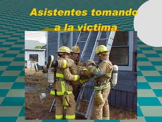 Asistentes tomando  a la victima 