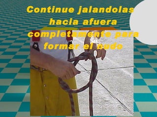 Continue jalandolas hacia afuera completamente para formar el nudo 