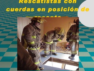 Rescatistas con cuerdas en posición de rescate 