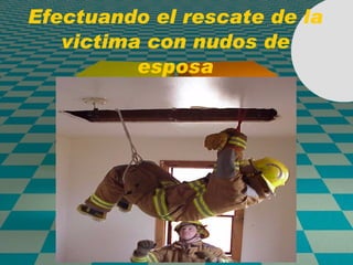 Efectuando el rescate de la victima con nudos de esposa 
