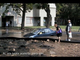 Aí, ela tenta acelerar para sair... 