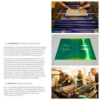 Der STEINDRUCK, Handarbeit bis ins kleinste Detail
Die Qualität des verwendeten Materials und die Art der Herstellung
ist wesentlich für Leuchtkraft, Originalität und Haltbarkeit der Bil-
der. Vor einigen Jahren fertigte ich in der Steindruckerei Wolfens-
berger eine kleine Arbeit auf Silberpapier an, so entschied ich mich
erneut dafür, das Projekt mit Thomi Wolfensberger anzugehen.
Jedes Ornament wird aus zweiunddreissig Blättern, je 50 x 50 cm,
zusammengesetzt. Durch die Drucktechnik weisen diese unterein-
ander kleine Differenzen auf, was dem repetitiven Muster Origina-
lität und Spannung verleiht. Die Herstellung der Drucke kommt
nicht grad der herkulischen Arbeit vom Sammeln der goldenen
Äpfel der Hesperiden gleich, doch auch hier braucht es Sorgfalt,
Durchhaltewillen und guten Teamgeist, um die gewünschte Qua-
lität zu erhalten. Aufgrund des farbabstossenden Materials musste
die Druckplatte, bevor sie das Silberpapier berührte, stets mit dem
Föhn getrocknet werden. Zu fünft arbeiteten wir sieben Tage an der
Maschine. Stein für Stein, Farbe für Farbe, Blatt für Blatt.
Die MONTAGE der Blätter an den Decken
Stoss an Stoss klebten geübte Hände die Silberdrucke millimeter-
genau auf die voraus präparierte und versiegelte Decke. Bogen für
Bogen entstand so eine Felderdecke, die bedingt durch die Verarbei-
tungstechnik, auch kleine Ungenauigkeiten mit einbezog.
Perfekt entgegen der Perfektion.
 