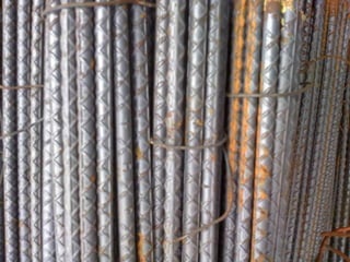 Las corrugaciones deben estar espaciadas a lo largo de la varilla a distancias sustancialmente uniformes. Las corrugaciones sobre los lados opuestos de las varillas deben ser similares en tamaño y forma. 