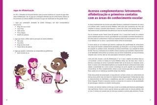 20 21
Acervos complementares: letramento,
alfabetização e primeiros contatos
com as áreas do conhecimento escolar
As obras complementares são recursos que podem favorecer a ampliação do letramento da criança
e da reflexão sobre o sistema de escrita alfabética, além disso, pela característica dos livros que
compõem os acervos, é possível ainda favorecer o contato das crianças com variadas áreas do co-
nhecimento escolar, possibilitando descobertas por meio de situações prazerosas de leitura.
Fora do ambiente escolar, mesmo antes de aprender a ler, a criança está inserida em contextos
sociais mediados pela leitura e escrita, que despertam sua curiosidade e promovem descobertas so-
bre várias áreas do conhecimento. A busca por respostas amplia seu relacionamento com o mundo
e sua interação com os outros, o que acontece mesmo antes da escolarização.
A escola precisa ser um ambiente que permita a ampliação das possibilidades de conhecimento
das crianças em situações cuidadosamente planejadas, que favoreçam o uso da língua em diferen-
tes situações ou contextos sociais, valorizando sua função diversificada e sua variedade de modos
de falar. Para isso, a realização de um trabalho criativo e prazeroso que possibilite o desenvolvimen-
to de habilidades comunicativas nos primeiros anos do Ensino Fundamental, por meio de diversas
situações orais e escritas, deve ser uma preocupação constante do professor.
Como já foi dito, durante o ciclo de alfabetização (1º ao 3º ano), o objetivo do professor deve ser
o de promover o ensino do Sistema de Escrita Alfabética (SEA), mas não basta levar o aluno a
dominar a tecnologia da escrita. É primordial também fazer uso da escrita nas interações sociais.
Assim, o contato com a diversidade de gêneros e as situações de leitura e produção de textos pode
ampliar a possibilidade de o aluno recorrer à tecnologia da escrita segundo suas necessidades
comunicativas. As Obras Complementares, aliadas a outros recursos que estão ao alcance do pro-
fessor, podem ser um material que possibilite atingir esse objetivo.
Ainda nesse período de escolarização, a criança deve ter o primeiro contato com conhecimentos de
diversas áreas, porém, estes não devem ser tratados de forma fragmentada. A ênfase deve ser dada
ao desenvolvimento de habilidades e competências, para que os conteúdos possam emergir de
forma integrada. Portanto é necessário envolver as crianças em um universo rico de possibilidades
de aprendizagens mediante um trabalho interdisciplinar.
O contato com diversos materiais escritos que circulam na sociedade pode favorecer aprendizagens
mais significativas. Dentre os vários suportes textuais que podem atrair as crianças, podemos citar
os livros. O contato com variados tipos de livros que compõem os acervos pode estimular a fruição;
Jogos de Alfabetização
Em 2011, O Ministério da Educação distribuiu para as escolas brasileiras um conjunto de jogos desti-
nados à alfabetização. São 10 jogos que contemplam diferentes tipos de conhecimentos relativos ao
funcionamento do sistema alfabético de escrita. Os jogos são classificados em três grandes blocos:
1. Jogos que contemplam atividades de análise fonológica, sem fazer correspondência
com a escrita:
•	 Bingo dos sons iniciais;
•	 Caça-rimas;
•	 Dado sonoro;
•	 Trinca mágica;
•	 Batalha de palavras.
2. Jogos que levam a refletir sobre os princípios do sistema alfabético:
•	 Mais uma;
•	 Troca-letra;
•	 Bingo da letra inicial;
•	 Palavra dentro de palavra.
3. Jogos que ajudam a sistematizar as correspondências grafofônicas:
•	 Quem escreve sou eu.
 