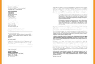 Desde 2010, com a implantação do Ensino Fundamental de Nove anos, prevista na Lei nº 11.274, e o ingres-
so da criança de seis anos nos anos iniciais do ensino fundamental, o Programa Nacional do Livro Didático
(PNLD) vem adequando as coleções de obras didáticas distribuídas aos alunos ao disposto na Resolução nº
7, de 14 de dezembro de 2010, do Conselho Nacional de Educação, que Fixa Diretrizes Curriculares Nacionais
para o Ensino Fundamental de 9 (nove) anos. Essa Resolução, nos § 1º e 2º do Art. 30, estabelece que:
§1º Mesmo quando o sistema de ensino ou a escola, no uso de sua autonomia, fizerem opção pelo
regime seriado, será necessário considerar os três anos iniciais do ensino fundamental como um bloco
pedagógico ou um ciclo sequencial não passível de interrupção, voltado para ampliar a todos os
alunos as oportunidades de sistematização e aprofundamento das aprendizagens básicas, imprescin-
díveis para o prosseguimento dos estudos.
§ 2º Considerando as características de desenvolvimento dos alunos, cabe aos professores adotar
formas de trabalho que proporcionem maior mobilidade das crianças nas salas de aula e as levem
a explorar mais intensamente as diversas linguagens artísticas, a começar pela literatura, a utilizar
materiais que ofereçam oportunidades de raciocinar, manuseando-os e explorando as suas caracte-
rísticas e propriedades.
Para atender às especificidades dos três primeiros anos do ensino fundamental, este Ministério da Educação
(MEC) avaliou, selecionou e distribuiu às salas de aula das turmas do ciclo de alfabetização, no âmbito do
PNLD 2010, acervos formados por obras pedagógicas complementares aos livros didáticos.
Dando continuidade a essa ação, o MEC encaminha novamente a essas turmas, por meio do PNLD 2013,
acervos diversificados, formados por obras didáticas complementares, como apoio ao processo de alfa-
betização inicial, com temas referentes às três grandes áreas do conhecimento: Ciências da Natureza e
Matemática, Ciências Humanas e Linguagens e Códigos
Cada acervo, concebido para uso coletivo em sala de aula, está acompanhado por esta publicação Alfabe-
tização e letramento nas diferentes áreas do conhecimento, elaborada pelo Centro de Estudos da Lingua-
gem – CEEL, da Universidade Federal de Pernambuco, responsável pela avaliação, seleção e composição dos
acervos complementares.
Esta publicação tem como objetivo apoiar os professores, trazendo sugestões gerais para a utilização dos
acervos em sala de aula. O acesso aos acervos complementares, além de subsidiar o trabalho docente, contri-
buirá para a familiarização das crianças em processo de alfabetização com a cultura da escrita.
As obras selecionadas, além de diversificadas do ponto de vista temático, dos gêneros e formato, também
diferem do ponto de vista do grau de complexidade. Portando, os acervos são compostos por obras que
estimulam a leitura autônoma por parte do alfabetizando ou propiciam a professores e alunos alternativas
interessantes de leitura compartilhada.
Nesse sentido, este Ministério espera que os acervos das obras complementares configurem-se como ins-
trumento eficaz de apoio ao processo de alfabetização e de formação do leitor, possibilitando ao aluno o
acesso ao mundo da escrita, à cultura letrada e à aprendizagem dos conteúdos curriculares nas diferentes
áreas de conhecimento.
Ministério da Educação
ministério da educação
secretaria de educação básica
diretoria de formulação de conteúdos educacionais
coordenação geral de materiais didáticos
equipe técnico-pedagógica
Andréa Kluge Pereira
Cecília Correia Lima
Elizangela Carvalho dos Santos
Jane Cristina da Silva
José Ricardo Albernás Lima
Lucineide Bezerra Dantas
Lunalva da Conceição Gomes
Maria Marismene Gonzaga
equipe de apoio administrativo
Gabriela Brito de Araújo
Gislenilson Silva de Matos
Neiliane Caixeta Guimarães
Paulo Roberto Gonçalves da Cunha
Tiragem 578.665 exemplares
ministério da educação
secretaria de educação básica
Esplanada dos Ministérios Bloco L, 5ª andar, sala 500
Brasília/DF – CEP: 70.047-900
Tel: (61)20228320 / 20228419
http://www.mec.gov.br
Dados Internacionais de Catalogação na Publicação (CIP)
Centro de Informação e Biblioteca em Educação (CIBEC)
__________________________________________________________________
Brasil. Secretaria de Educação Básica.
Acervos complementares : alfabetização e letramento nas diferentes áreas do
conhecimento / Ministério da Educação, Secretaria de Educação Básica. -- Brasília : A
Secretaria, 2012.
140 p. : il.
ISBN : 978-85-7783-092-3
1. Alfabetização. 2. Letramento. 3. Ensino fundamental. 4. História. 5. Geografia. 6.
Temas Transversais. 6. Ciências. 7. Matemática. 8. Língua Portuguesa. 9. Arte. 10.
Literatura Infantil. I. Título.
CDU 372.41/.45
__________________________________________________________________
 