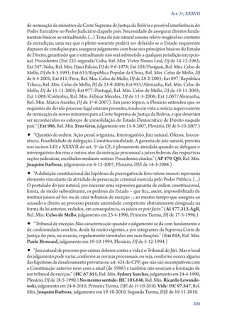 Art. 5º, XXXVII

de nomeação de ministros da Corte Suprema de Justiça da Bolívia e possível interferência do
Poder Executivo no Poder Judiciário daquele país. Necessidade de assegurar direitos fundamentais básicos ao extraditando. (...) Tema do juiz natural assume relevo inegável no contexto
da extradição, uma vez que o pleito somente poderá ser deferido se o Estado requerente
dispuser de condições para assegurar julgamento com base nos princípios básicos do Estado
de Direito, garantindo que o extraditando não será submetido a qualquer jurisdição excepcional. Precedentes (Ext 232‑segunda/Cuba, Rel. Min. Victor Nunes Leal, DJ de 14‑12‑1962;
Ext 347/Itália, Rel. Min. Djaci Falcão, DJ de 9‑6‑1978; Ext 524/Paraguai, Rel. Min. Celso de
Mello, DJ de 8‑3‑1991; Ext 633/República Popular da China, Rel. Min. Celso de Mello, DJ
de 6‑4‑2001; Ext 811/Peru, Rel. Min. Celso de Mello, DJ de 28‑2‑2003; Ext 897/República
Tcheca, Rel. Min. Celso de Mello, DJ de 23‑9‑2004; Ext 953/Alemanha, Rel. Min. Celso de
Mello, DJ de 11‑11‑2005; Ext 977/­ ortugal, Rel. Min. Celso de Mello, DJ de 18‑11‑2005;
P
Ext 1.008/Colômbia, Rel. Min. Gilmar Mendes, DJ de 11‑5‑2006; Ext 1.067/Alemanha,
Rel. Min. Marco Aurélio, DJ de 1º‑6‑2007). Em juízo tópico, o Plenário entendeu que os
requisitos do devido processo legal estavam presentes, tendo em vista a notícia superveniente
de nomeação de novos ministros para a Corte Suprema de Justiça da Bolívia, e que deveriam
ser reconhecidos os esforços de consolidação do Estado Democrático de Direito naquele
país.” (Ext 986, Rel. Min. Eros Grau, julgamento em 15‑8‑2007, Plenário, DJ de 5‑10‑2007.)

•• “Questão de ordem. Ação penal originária. Interrogatório. Juiz natural. Ofensa. Inocor-

rência. Possibilidade de delegação. Constitucionalidade. A garantia do juiz natural, prevista
nos incisos LIII e XXXVII do art. 5º da CF, é plenamente atendida quando se delegam o
interrogatório dos réus e outros atos da instrução processual a juízes federais das respectivas
seções judiciárias, escolhidos mediante sorteio. Precedentes citados.” (AP 470‑QO, Rel. Min.
Joaquim Barbosa, julgamento em 6‑12‑2007, Plenário, DJE de 14‑3‑2008.)

•• “A definição constitucional das hipóteses de prerrogativa de foro ratione muneris representa

elemento vinculante da atividade de persecução criminal exercida pelo Poder Público. (...)
O postulado do juiz natural, por encerrar uma expressiva garantia de ordem constitucional,
limita, de modo subordinante, os poderes do Estado – que fica, assim, impossibilitado de
instituir juízos ad hoc ou de criar tribunais de exceção –, ao mesmo tempo que assegura ao
acusado o direito ao processo perante autoridade competente abstratamente designada na
forma da lei anterior, vedados, em consequência, os juízos ex post facto.” (AI 177.313‑AgR,
Rel. Min. Celso de Mello, julgamento em 23‑4‑1996, Primeira Turma, DJ de 17‑5‑1996.)

•• “Tribunal de exceção. Não caracterização quando o julgamento se dá com fundamento e
de conformidade com leis, desde há muito vigentes, e por integrantes da Suprema Corte de
Justiça do país, na ocasião, regularmente investidos em suas funções.” (Ext 615, Rel. Min.
Paulo Brossard, julgamento em 19‑10‑1994, Plenário, DJ de 5‑12‑1994.)

•• “Juiz natural de processo por crimes dolosos contra a vida é o Tribunal do Júri. Mas o local

do julgamento pode variar, conforme as normas processuais, ou seja, conforme ocorra alguma
das hipóteses de desaforamento previstas no art. 424 do CPP, que não são incompatíveis com
a Constituição anterior nem com a atual (de 1988) e também não ensejam a formação de
um tribunal de exceção.” (HC 67.851, Rel. Min. Sydney Sanches, julgamento em 24‑4‑1990,
Plenário, DJ de 18‑5‑1990.) No mesmo sentido: HC 103.646, Rel. Min. Ricardo Lewando‑
wski, julgamento em 24‑8‑2010, Primeira Turma, DJE de 1º‑10‑2010. Vide: HC 97.547, Rel.
Min. Joaquim Barbosa, julgamento em 19‑10‑2010, Segunda Turma, DJE de 19‑11‑2010.
204

 