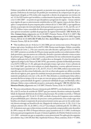 Art. 5º, XL

Ordem concedida de ofício para garantir ao paciente nova apreciação do pedido de progressão. Deficiência da instrução do pedido por inexistência da comprovação de que, na
impetração dirigida ao STJ, tenha sido requerido o direito de progressão nos termos do
art. 112 da LEP, motivo que inviabiliza o conhecimento da presente impetração. No mérito,
a Lei 11.464/2007 – no ponto em que disciplinou a progressão de regime – trouxe critérios
mais rígidos do que os anteriormente estabelecidos na LEP, vigente à época do fato. Não se
aplica o cumprimento da pena imposta pelos critérios da Lei 11.464/2007, o que significaria
afronta ao princípio da irretroatividade da lei penal mais gravosa (art. 5º, XL, da CR e art. 2º
do CP). Habeas corpus concedido de ofício para garantir ao paciente que o juízo das execuções aprecie novamente o pedido de progressão de regime lá formulado.” (HC 91.631, Rel.
Min. Cármen Lúcia, julgamento em 16‑10‑2007, Primeira Turma, DJ de 9‑11‑2007.) No
mesmo sentido: HC 99.723, Rel. Min. Cezar Peluso, julgamento em 18‑8‑2009, Segunda
Turma, DJE de 16‑10‑2009; HC 97.602, Rel. Min. Ayres Britto, julgamento em 24‑3‑2009,
Primeira Turma, DJE de 24‑4‑2009.

•• “Não incidência do art. 44 da Lei 11.343/2006, por ser norma mais severa. Princípio do

tempus regit actum. Incidência da Lei 8.072/1990. Norma mais benigna. Ordem concedida.
Precedentes da Corte. (...) No caso concreto, não cabe discutir a aplicação da Lei 11.464, de
28‑3‑2007, posterior ao acórdão do STJ, por ensejar questão jurídica nova relativamente à liberdade provisória, que não merece ser conhecida, devendo o paciente submeter o tema ao juízo
de primeiro grau. Mitigada, no caso concreto, a preliminar de não conhecimento da questão
relativa à aplicação da Lei 11.464/2007, a ordem deve ser denegada. O crime foi praticado na
vigência da antiga Lei de Tóxicos (6.368/1976), que remetia a questão da liberdade provisória
à Lei 8.072/1990 (art. 2º, II), aplicação do princípio tempus regit actum. Com o advento da
Lei 11.464/2007, que deu nova redação ao citado dispositivo, a norma aplicável tornou­‑se
mais benigna para o paciente (art. 5, XL, da CF). A Lei 11.343/2006, embora seja norma mais
específica que a lei dos crimes hediondos, não é de ser observada quanto aos delitos ocorridos
antes de sua vigência, pois, apesar de constituir inovação processual, seus efeitos são de direito
material e prejudicam o réu (art. 5, XL, da CF). Não obstante as considerações feitas sobre a
sucessão das leis no tempo, é de ver­‑se que, no caso em apreço, estão evidenciadas a gravidade
da conduta, a periculosidade do agente e a potencial viabilidade de que, em liberdade, volte a
delinquir. Habeas corpus conhecido em parte e, nesta parte, denegado.” (HC 91.118, Rel. Min.
Menezes Direito, julgamento em 2‑10‑2007, Primeira Turma, DJ de 14‑12‑2007.)

•• “Recurso extraordinário. Recurso interposto pelo MPDFT, com fundamento no art. 102,
III, a, da CF, em face de acórdão do TJDFT que, por maioria, decretou a extinção da punibilidade de deputado distrital em decorrência da prescrição. No acórdão recorrido, o Tribunal
a quo entendeu que a EC 35, de 21‑12‑2001, ao abolir a licença do Congresso como condição
de procedibilidade para a abertura de processo contra parlamentar, teria criado regra mais
benéfica em relação à suspensão do prazo prescricional, norma que, por ser de caráter material, deveria retroagir em benefício do réu. Alegação de violação aos arts. 5º, XL, 53, § 1º (na
redação anterior à EC 35, de 2001), e 53, § 3º (na redação conferida pela EC 35/2001), da
CF. A denúncia narra que os fatos teriam ocorrido no período compreendido entre dezembro
de 1991 e março de 1993. O Parquet ofereceu a peça acusatória em 21‑3‑1995. A solicitação
da licença para prosseguimento da ação à Câmara Legislativa do Distrito Federal ocorreu em
12‑5‑1995 – momento em que se suspendeu o curso prescricional. Por aplicação dos seguintes
precedentes: Inq 1.344/DF, Rel. Min. Sepúlveda Pertence, Pleno, unânime, DJ de 1º‑8‑2003,
228

 