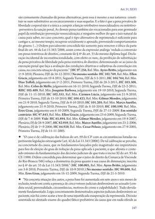 Art. 5º, XLVI

são comumente chamadas de penas alternativas, pois essa é mesmo a sua natureza: cons­ti­
tuir­‑se num substitutivo ao encarceramento e suas sequelas. E o fato é que a pena privativa de
liberdade corporal não é a única a cumprir a função retributivo­‑ressocializadora ou res­tri­ti­vo­
‑pre­ven­tiva da sanção penal. As demais penas também são vocacionadas para esse geminado
papel da retribuição­‑prevenção­‑ressocialização, e ninguém melhor do que o juiz natural da
causa para saber, no caso concreto, qual o tipo alternativo de reprimenda é suficiente para
castigar e, ao mesmo tempo, recuperar socialmente o apenado, prevenindo comportamentos
do gênero. (...) Ordem parcialmente concedida tão somente para remover o óbice da parte
final do art. 44 da Lei 11.343/2006, assim como da expressão análoga ‘vedada a conversão
em penas restritivas de direitos’, constante do § 4º do art. 33 do mesmo diploma legal. Declaração incidental de inconstitucionalidade, com efeito ex nunc, da proibição de substituição
da pena privativa de liberdade pela pena restritiva de direitos; determinando­‑se ao juízo da
execução penal que faça a avaliação das condições objetivas e subjetivas da convolação em
causa, na concreta situação do paciente.” (HC 97.256, Rel. Min. Ayres Britto, julgamento em
1º‑9‑2010, Plenário, DJE de 16‑12‑2010.) No mesmo sentido: HC 102.769, Rel. Min. Ellen
Gracie, julgamento em 19‑4‑2011, Segunda Turma, DJE de 5‑5‑2011; HC 104.764, Rel. Min.
Dias Toffoli, julgamento em 1º‑2‑2011, Primeira Turma, DJE de 28‑3‑2011; HC 103.308,
Rel. Min. Celso de Mello, julgamento em 16‑11‑2010, Segunda Turma, DJE de 23‑2‑2011;
RHC 105.409, Rel. Min. Joaquim Barbosa, julgamento em 19‑10‑2010, Segunda Turma,
DJE de 11‑11‑2010; HC 102.351, Rel. Min. Cármen Lúcia, julgamento em 21‑9‑2010,
Primeira Turma, DJE de 15‑10‑2010; HC 104.423, Rel. Min. Gilmar Mendes, julgamento
em 21‑9‑2010, Segunda Turma, DJE de 8‑10‑2010; HC 101.205, Rel. Min. Marco Aurélio,
julgamento em 21‑9‑2010, Primeira Turma, DJE de 8‑10‑2010; HC 100.590, Rel. Min.
Eros Grau, julgamento em 6‑10‑2009, Segunda Turma, DJE de 27‑11‑2009. Em sentido
contrário: HC 97.843, Rel. Min. Ellen Gracie, julgamento em 23‑6‑2009, Segunda Turma,
DJE de 7‑8‑2009. Vide: HC 85.894, Rel. Min. Gilmar Mendes, julgamento em 19‑4‑2007,
Plenário, DJ de 28‑9‑2007; HC 82.959, Rel. Min. Marco Aurélio, julgamento em 23‑2‑2006,
Plenário, DJ de 1º‑9‑2006; HC 84.928, Rel. Min. Cezar Peluso, julgamento em 27‑9‑2005,
Primeira Turma, DJ de 11‑11‑2005.

•• “O caso é de calibração das balizas do art. 59 do CP com as circunstâncias listadas na

pertinente legislação extravagante (art. 42 da Lei 11.343/2006). De tal calibração se percebe,
na concretude da causa, que os fundamentos lançados pelo magistrado são imprestáveis
para fins de eleição do grau de redução da pena aplicada à paciente, o que afronta o conteúdo mínimo da fundamentação das decisões judiciais de que trata o inciso XI do art. 93 da
CF/1988. Ordem concedida para determinar que o juízo de direito da Comarca de Visconde
do Rio Branco/MG refaça a dosimetria da pena quanto à sua causa de diminuição, inscrita
no § 4º do art. 33 da Lei 11.343/2006.” (HC 100.005, Rel. Min. Ayres Britto, julgamento
em 3‑8‑2010, Primeira Turma, DJE de 10‑9‑2010.) No mesmo sentido: HC 99.608, Rel.
Min. Eros Grau, julgamento em 15‑12‑2009, Segunda Turma, DJE de 21‑5‑2010.

•• “Na concreta situação dos autos, a pena­‑base foi aumentada em sete anos e seis meses de

reclusão, tendo em conta a presença de cinco vetores judiciais desfavoráveis ao acusado (conduta social, personalidade, circunstâncias, motivos do crime e culpabilidade). Tudo devidamente fundamentado. Logo, concretamente demonstrados aspectos judiciais desfavoráveis ao
paciente, não há como acatar a tese de uma injustificada exasperação da reprimenda. Decisão
assentada no alentado exame do quadro fático­‑probatório da causa que em nada ofende as
247

 