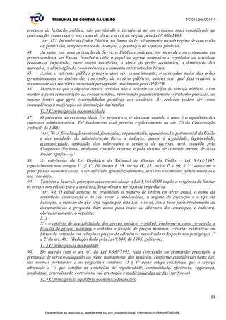 TRIBUNAL DE CONTAS DA UNIÃO TC 014.205/2011-­4 
e) No entendimento do DER/PR, os termos aditivos citados não guardaram proporcionalidade 
e equilíbrio entre as receitas e despesas, devido às realocações, inclusões e exclusões de 
investimentos, assim como desproporção em relação aos serviços de manutenção, conservação e de 
administração em decorrência da diminuição de investimentos em obras de infraestrutura viária;; 
f) Nos casos de antecipação de obras, os respectivos custos de manutenção, conservação e 
administração foram aditivos aos fluxos de caixa, ao passo que, quando excluídas ou postergadas 
obras, não ocorreram as respectivas previsões de reduções de custos. 
g) Ressaltam que não houve efetivamente inclusão de novas obras pelos aditivos, mas somente 
de reposição dessas ao programa de investimentos. Obras teriam sido inicialmente excluídas por uma 
negociação e, posteriormente, devolvidas ao PER;; 
h) Destaque há de ser dado ao fato de, em 2002, ter sido alterada a forma de medição dos 
serviços de restauração das vias, com efeito retroativo a 22/3/2000 (Deliberação DG/DER 290/2002). 
Assim, a medição e o consequente pagamento dos serviços realizados pelas concessionárias em 
restaurações passaram a ser pelo quantitativo de insumos totais empregados e respectivos preços. O 
contrato inicial entre as concessionárias e o Poder Público estabelecera a medição por área (metro 
quadrado) de intervenção de restauração. O DER/PR alega que essa nova forma de medição dos 
serviços (por insumos) dificulta a fiscalização e o controle, pois é mais complexa a verificação dos 
materiais efetivamente incorporados nas restaurações do que somente a da área restaurada. Ainda 
sobre esse tema, mantidas as mesmas metas financeiras desses serviços nos fluxos de caixa, as 
execuções físicas alcançadas foram menores, portanto, havendo uma redução de trechos rodoviários 
restaurados;; 
i) A deliberação acima foi anulada pelo próprio DER/PR em 2004, que a considerou não 
admissível legal e contratualmente, com consequente retroação de todos seus efeitos, inclusive quanto 
ao equilíbrio econômico-­financeiro, mantendo-­se a medição por metro quadrado, conforme pactuado 
nos contratos de concessão (Deliberação 13/2004-­C.D.). Conforme informado por aquele 
departamento, até a data da inspeção, não houve consenso entre as partes sobre qual forma devem ser 
medidos os serviços de restauração. Como consequência, as concessionárias alegam terem cumprido 
suas obrigações, apesar de não atingidas as metas físicas de execução;; 
j) Os cronogramas de investimentos alterados (pelos Aditivos 2000 e 2002) esticaram prazos 
de execução de serviços de restauração, postergaram ou excluíram obras. Há casos de obras 
(contornos e duplicações, por exemplo) que foram postergadas e/ou excluídas no primeiro aditivo e 
realocadas no aditivo seguinte, inclusive antecipadas, e outras tiveram a execução parcelada ao longo 
da concessão;; 
k) Atualmente, o DER/PR argumenta que essas diversas modificações de prazos e de 
inclusão/exclusão de obras não foram razoáveis, não privilegiaram o interesse público e dos usuários, 
e foram realizadas para ser alcançado um teórico equilíbrio econômico-­financeiro, sem suporte 
técnico;; 
l) Foram incluídos Degraus Tarifários em momentos esporádicos dos fluxos de caixa elevando 
as tarifas básicas, que subiram de patamar de valor a partir daquela data. Aparentemente, esses 
degraus foram incluídos de forma aleatória para compensar reajustes de tarifas não efetivados na 
pSRFD GRV DGLWLYRV H µIHFKDU DV FRQWDV¶ GR IOX[R GH FDL[D 0DLV XPD GHPRQVWUDomR GD IDOWD GH 
fundamentos técnicos nas decisões tomadas na celebração dos aditivos de 2000 e 2002;; 
m) O DER/PR alega que a redução de encargos pela liminar foi desproporcional em prol das 
HPSUHVDV7DPEpPFRPUHODomRjV20$¶VFXMDVH[HFXo}HVIRUDPSRVWHUJDGDVSDUDRV~OWLPRVDQRV 
de concessão, considera que, caso fossem realmente úteis e essenciais aos usuários das rodovias 
estariam à disposição da sociedade em prazo mais curto. Ademais, partindo da premissa de que as 
concessões são resultados de fluxos de entradas de recursos (pedágios essencialmente) que sustentam 
os investimentos e custeios das concessionárias, conclui que os usuários pagam por obras não 
comprovadamente essenciais, que não contribuem para a melhoria da qualidade atual do serviço 
público concedido e que provavelmente não serão executadas;; 
11 
Para verificar as assinaturas, acesse www.tcu.gov.br/autenticidade, informando o código 47885098. 
 
