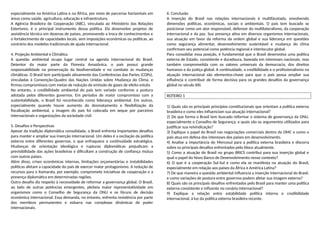 especialmente na América Latina e na África, por meio de parcerias horizontais em
áreas como saúde, agricultura, educação e infraestrutura.
A Agência Brasileira de Cooperação (ABC), vinculada ao Ministério das Relações
Exteriores, é o principal instrumento dessa política. Ela desenvolve projetos de
assistência técnica em dezenas de países, promovendo a troca de conhecimentos e
o fortalecimento de capacidades locais, sem imposições econômicas ou políticas, ao
contrário dos modelos tradicionais de ajuda internacional.
4. Projeção Ambiental e Climática
A questão ambiental ocupa lugar central na agenda internacional do Brasil.
Detentor da maior parte da Floresta Amazônica, o país possui grande
responsabilidade na preservação da biodiversidade e no combate às mudanças
climáticas. O Brasil tem participado ativamente das Conferências das Partes (COPs),
vinculadas à Convenção-Quadro das Nações Unidas sobre Mudança do Clima, e
firmou compromissos com metas de redução de emissão de gases de efeito estufa.
No entanto, a credibilidade ambiental do país tem variado conforme a postura
adotada pelos diferentes governos. Em períodos de maior compromisso com a
sustentabilidade, o Brasil foi reconhecido como liderança ambiental. Em outros,
especialmente quando houve aumento do desmatamento e flexibilização da
fiscalização ambiental, a imagem do país foi colocada em xeque por parceiros
internacionais e organizações da sociedade civil.
5. Desafios e Perspectivas
Apesar da tradição diplomática consolidada, o Brasil enfrenta importantes desafios
para manter e ampliar sua inserção internacional. Um deles é a oscilação da política
externa entre diferentes governos, o que enfraquece a continuidade estratégica.
Mudanças de orientação ideológica e rupturas diplomáticas prejudicam a
previsibilidade das ações brasileiras e dificultam a construção de confiança mútua
com outros países.
Além disso, crises econômicas internas, limitações orçamentárias e instabilidades
políticas afetam a capacidade do país de exercer maior protagonismo. A redução de
recursos para o Itamaraty, por exemplo, compromete iniciativas de cooperação e a
presença diplomática em determinadas regiões.
Outro desafio diz respeito à necessidade de reformar a governança global. O Brasil,
ao lado de outras potências emergentes, pleiteia maior representatividade em
organismos como o Conselho de Segurança da ONU e os fóruns de decisão
econômica internacional. Essa demanda, no entanto, enfrenta resistência por parte
dos membros permanentes e esbarra nas complexas dinâmicas de poder
internacionais.
6. Conclusão
A inserção do Brasil nas relações internacionais é multifacetada, envolvendo
dimensões políticas, econômicas, sociais e ambientais. O país tem buscado se
posicionar como um ator responsável, defensor do multilateralismo, da cooperação
internacional e da paz. Sua presença ativa em diversos organismos internacionais,
sua atuação em favor da reforma da ordem global e sua liderança em questões
como segurança alimentar, desenvolvimento sustentável e mudança do clima
confirmam seu potencial como potência regional e interlocutor global.
Para consolidar essa posição, é fundamental que o Brasil desenvolva uma política
externa de Estado, consistente e duradoura, baseada em interesses nacionais, mas
também comprometida com os valores universais da democracia, dos direitos
humanos e da justiça global. A continuidade, a credibilidade e o profissionalismo na
atuação internacional são elementos-chave para que o país possa ampliar sua
influência e contribuir de forma decisiva para os grandes desafios da governança
global no século XXI.
ROTEIRO 1
1) Quais são os principais princípios constitucionais que orientam a política externa
brasileira e como eles influenciam sua atuação internacional?
2) De que forma o Brasil tem buscado reformar o sistema de governança da ONU,
especialmente o Conselho de Segurança, e quais são os argumentos utilizados para
justificar sua reivindicação?
3) Explique o papel do Brasil nas negociações comerciais dentro da OMC e como o
país atua em defesa dos interesses dos países em desenvolvimento.
4) Analise a importância do Mercosul para a política externa brasileira e discorra
sobre os principais desafios enfrentados pelo bloco atualmente.
5) Como a atuação do Brasil no grupo BRICS contribui para sua inserção global e
qual o papel do Novo Banco de Desenvolvimento nesse contexto?
6) O que é a cooperação Sul-Sul e como ela se manifesta na atuação do Brasil,
especialmente em relação aos países da África e América Latina?
7) De que maneira a questão ambiental influencia a inserção internacional do Brasil,
e como variações de postura entre governos podem afetar sua imagem externa?
8) Quais são os principais desafios enfrentados pelo Brasil para manter uma política
externa consistente e influente no cenário internacional?
9) Explique a relação entre estabilidade política interna e credibilidade
internacional, à luz da política externa brasileira recente.
 