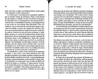 68                    Richard Sennett                                               A corrosão do caráter                     69

nado. Isso hoje se aplica aos Estados Unidos; outros países       Estas, pois, são as forças que dobram as pessoas à mudança:
estão chegando à prática americana.47                             reinvenção da burocracia, especialização flexível de produção,
    Se o flexitempo é a recompensa do empregado, também o         concentração sem centralização. Na revolta contra a rotina,
põe no domínio íntimo da instituição. Vejam o mais flexível       a aparência de nova liberdade é enganosa. O tempo nas insti-
dos flexitempos, o trabalho em casa. Esse prêmio causa gran-      tuições e para os indivíduos não foi libertado da jaula de fer-
de ansiedade entre os empregadores; eles temem perder o           ro do passado, mas sujeito a novos controles do alto para
controle sobre os trabalhadores ausentes, e desconfiam de que     baixo. O tempo da flexibilidade é o tempo de um novo poder.
os que ficam em casa abusam dessa liberdade.48 Em con-            Flexibilidade gera desordem, mas não livra das limitações.
seqüência, criou-se um monte de controles para regular os pro-        A versão iluminista da flexibilidade de Smith imaginava que
cessos de trabalho concreto dos ausentes do escritório. Exi-      ela enriqueceria tanto ética quanto materialmente as pessoas;
ge-se que as pessoas telefonem regularmente para o escritório,    seu indivíduo flexível é capaz de súbitas explosões de simpa-
ou usam-se controles de intra-rede para monitorar o traba-        tia pelos outros. Uma estrutura de caráter bastante diferente
lhador ausente; os e-mails são freqüentemente abertos pelos       surge entre os que exercem o poder dentro desse complicado
supervisores. Poucas organizações que montam esquemas de          regime moderno. Eles são livres, mas é uma liberdade amoral.
flexitempo dizem a seus trabalhadores: "Aqui está a tarefa;
faça-a como quiser, contanto que seja feita", no modelo do        Nos últimos anos tenho ido, no inverno, a um encontro de
Tagwerk. Um trabalhador em flexitempo controla o local do         líderes empresariais e políticos no balneário montanhês suí-
trabalho, mas não adquire maior controle sobre o processo         ço de Davos. Chega-se à aldeia subindo uma estreita estrada
de trabalho em si. A essa altura, vários estudos sugerem que a    por entre os Alpes; a própria Davos é uma rua principal
supervisão do trabalho muitas vezes é na verdade maior para       ladeada por hotéis, lojas e cabanas de esqui. Thomas Mann
os ausentes do escritório que para os presentes.49                situou ali A montanha mágica, num grande hotel que foi ou-
    Os trabalhadores, assim, trocam uma forma de submissão        trora um sanatório para pacientes de tuberculose. Durante a
ao poder — cara a cara — por outra, eletrônica; foi o que         semana do Fórum Econômico Mundial, Davos é mais sede de
descobriu Jeannette, por exemplo, quando se mudou para um         poder que de saúde.
local de trabalho mais flexível no Leste. A microadministração         Ao longo da rua principal uma serpente de limusines re-
do tempo avança rapidamente, mesmo quando o tempo pare-           torce-se diante do palácio de conferências, onde há guardas,
ce desregulado em comparação com os males da fábrica de           cães policiais e detetores de metal. Cada uma das duas mil
alfinetes de Smith ou o fordismo. A "lógica métrica" do tem-      pessoas que baixam na aldeia precisa de um crachá de segu-
po de Daniel Bell passou do relógio de ponto para a tela do       rança eletrônica para entrar no palácio, mas o crachá faz mais
computador. O trabalho é fisicamente descentralizado, o po-       do que manter a ralé a distância. Contém um código eletrôni-
der sobre o trabalhador mais direto. Trabalhar em casa é a ilha   co que permite ao portador ler e mandar mensagens num so-
última do novo regime.                                            fisticado sistema de computadores, e assim marcar encontros
                                                                  e fazer negócios — nas salas de café, nas encostas de esqui ou
 