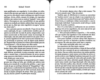 112                  Richard Sennett                                               A corrosão do caráter                    113

suas qualificações em engenharia. A certa altura, no avião,          — Eu encontro alguma coisa e digo a mim mesmo: "Eu
observei-lhe que sinto que tenho de começar do nada toda vez     devia ter pensado nisso." Mas não pensei.
que escrevo; não adquiro maior confiança, por mais livros que        Também aqui, ele dificilmente se encaixa no estereótipo
publique. Jovem, sólido, estuante de energia, ele respondeu-     de "madeira morta", mas em relação à sua competência téc-
solidário que muitas vezes se sentia já "passado" como enge-    nica acredita com a mesma firmeza que está "ladeira abaixo".
nheiro. Preocupava-se com a possibilidade de suas aptidões      Dessa forma, se combinam a ênfase na juventude e a sua in-
estarem-se erodindo por dentro; embora fosse vinte anos mais    terpretação individual. O preconceito social reforça o medo
jovem que eu, disse que como engenheiro era agora "apenas       interior de perder a potência
um observador".                                                      Rico vê os dois lados se combinarem em seu escritório.
     Isso a princípio pareceu um absurdo. O que ele me disse,   Emprega três jovens engenheiros, dez anos mais jovens que
como explicação, foi que o conhecimento científico que ad-      ele, em sua empresa de consultoria.
quirira na escola não era mais de ponta; compreendia o que          — Meu principal problema é segurá-los. — Na verdade,
estava acontecendo no florescente campo da tecnologia de        sabe que aqueles cuja engenharia é mais atualizada vão aban-
informação, mas não podia mais manter-se um passo à fren-       doná-lo. — Os que podem sair, saem assim que podem.
te. Jovens engenheiros de vinte e poucos anos tratavam-no, a         Com pouca lealdade, os jovens cobras estão dispostos a
ele, já beirando os quarenta, como de algum modo desbota-       sair mesmo que Rico se disponha a dar-lhes verdadeira voz
do. Perguntei-lhe se pensava em voltar à universidade para um   na empresa. Ele acha que pouco pode fazer a respeito.
"retreinamento", e ele me lançou um olhar azedo.                    — Não tenho autoridade sobre eles, você sabe.
     — Não estamos falando em apertar um novo conjunto de           Sua experiência não lhes impõe respeito.
botões. Estou velho demais para começar de novo.                    Em seu canto muito mais modesto, o tempo de Rose em Park
     Segundo Rico, aptidões complexas como as suas não são      Avenue lhe deu a sensação de que seu conhecimento se erodia
mais aditivas, permitindo à pessoa acumular cada vez mais       por dentro. Para seu crédito imorredouro (em minha opinião),
sobre a mesma base; o desenvolvimento de novos campos           ela jamais preparara e muito menos ouvira falar em novos co-
exige uma nova visão desde o começo, uma visão adotada com      quetéis exóticos como Highland Landmine (uma parte descotch
mais eficácia por caras novas.                                  de um só malte e duas partes de vodca sobre gelo picado). Mas
     O engenheiro americano ou europeu que perde o empre-       preocupava-a não saber, sobretudo quando disfarçava falsifi-
go para um colega na índia, que trabalha por salários mais      cando numa reunião uma longa dissertação sobre tais poções
baixos, teve tomada de si a prática das aptidões — que é uma    juvenis. Teria feito melhor, claro, dizendo a verdade, mas tinha
versão do que os sociólogos chamam de "desqualificar". Nin-     medo de que fazê-lo fosse mais um sinal de que estava passada.
guém tomou o conhecimento de engenharia de Rico. Seu medo       Duvido que Rico esteja tão superado quanto pensa; sei que Rose
se refere a uma fraqueza que ele sente ocorrendo dentro dele    não estava. Mas os dois, quando testados, receiam que a expe-
devido à simples passagem do tempo. Disse que, muitas ve-       riência passada não conte.
zes, fica furioso quando lê publicações técnicas:                   A nova ordem não leva em conta que a simples passagem
 