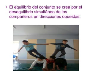 El equilibrio del conjunto se crea por el desequilibrio simultáneo de los compañeros en direcciones opuestas. 