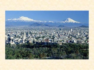 Estructura socialDebido a la gran expansión que ha tenido Santiago a lo largo de su historia, su población ha expandido los límites iniciales de la ciudad desde el cerro Santa Lucía hasta sectores de la precordillera y las riberas del río Maipo por el oriente hasta los llanos de Maipú por el poniente. Esto ha provocado un constante desplazamiento de los principales centros de concentración de población desde el centro, que ha adoptado el estilo de un distrito financiero, hacia la periferia.En la actualidad, gran parte de los habitantes se localizan en los sectores periféricos.   Al analizar las cifras de crecimiento demográfico, las comunas centrales como Santiago, tienen cifras negativas, mientras las periféricas superan con facilidad el 4% e incluso el 20%.La expansión de la ciudad ha generado también la notoria diferenciación entre los distintos sectores de la ciudad. Así por ejemplo, el sector nororiente se ha consolidado como refugio de la clase más acomodada, convirtiéndose en el lugar con mejor calidad de vida del país. Los sectores periféricos, tanto del suroeste como del sureste, se han desarrollado de la mano con el crecimiento de la clase media desde los años 1980, mientras las clases de menos recursos se localizan en diversas comunas del sector sur, norte y norponiente de la capital.