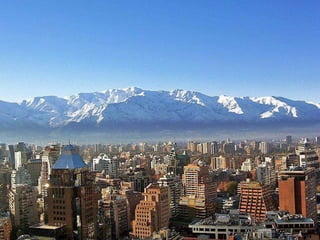 Crecimiento de SantiagoEn este proceso de expansión física de Santiago, los suelos agrícolas comenzaron a experimentar una activa competencia de uso, siendo el rural desplazado, perdiendo en definitiva éstos, su carácter agrícola en beneficio del área edificada. En muchos casos este proceso fue precedido por un período de "anticipación urbana", mediante el cual el uso agrícola lograba permanecer en forma residual en espera que los precios tendieran a ser más ventajoso para su venta, es decir, para construcciones urbanas.Los actores sociales que se involucraron, en forma directa, en este proceso estuvieron relacionados con agentes públicos y privados que elaboraron programas de vivienda básica y también, inmobiliarias que comenzaron a activar el mercado del suelo agrícola para construir futuras urbanizaciones. Esto implicó que estos suelos se vieran sometidos a mayores especulaciones comerciales.