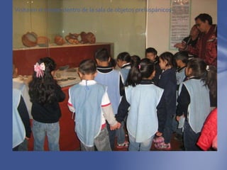 Visita en el museo dentro de la sala de objetos prehispánicos.

 