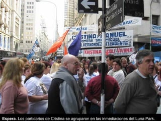 Espera . Los partidarios de Cristina se agruparon en las inmediaciones del Luna Park. 