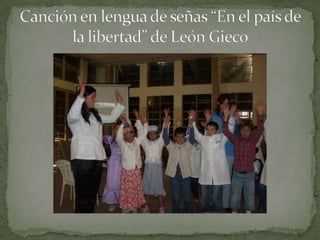 Canción en lengua de señas “En el país de la libertad” de León Gieco