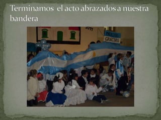 Terminamos  el acto abrazados a nuestra bandera