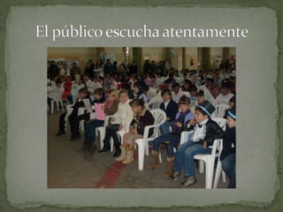 El público escucha atentamente