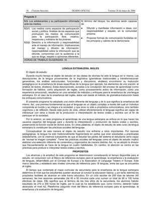 18

(Tercera Sección)

DIARIO OFICIAL

Viernes 26 de mayo de 2006

Proyecto 3
5.3. Los adolescentes y su participación informada Al término del bloque, los alumnos serán capaces
ante los medios.
de:
5.3.1. Los medios como espacios de participación ●
social y política. Análisis de los espacios que
promueven los medios de comunicación
para la participación libre, creativa,
●
respetuosa y solidaria de los jóvenes.
5.3.2. Derecho a la información y responsabilidad
ante el manejo de información. Implicaciones
del manejo y difusión de información:
responsabilidad sobre la información que se
difunde, compromiso con la audiencia a la
que se dirige, respeto a opiniones diferentes.
HORAS DE TRABAJO SUGERIDAS: 16

Difundir y manifestar información e ideas, con
responsabilidad y respeto, en la comunidad
próxima.
Proponer formas de comunicación fundadas en
los principios y valores de la democracia.

LENGUA EXTRANJERA. INGLES
El objeto de estudio
Durante mucho tiempo el objeto de estudio en las clases de idiomas ha sido la lengua en sí misma. Las
descripciones de la lengua provenientes de la lingüística (gramáticas tradicionales y transformacionalgenerativas, los análisis estructurales, funcionales y discursivos, etcétera) encontraron su traducción
pedagógica en la enseñanza de áreas específicas de la lengua (por ejemplo, los elementos de una oración, el
análisis de textos, etcétera). Estas descripciones, aunadas a la concepción del proceso de aprendizaje (como
formación de hábitos, como adquisición de reglas, como procesamiento activo de información, como una
experiencia emocional), resultaron en una variedad de métodos y enfoques para la enseñanza de una lengua
extranjera. En el caso de la enseñanza del inglés, éstos van desde el método de gramática-traducción hasta
los enfoques comunicativos.
El presente programa ha adoptado una visión diferente del lenguaje y de lo que significa la enseñanza del
mismo. Así, una premisa fundamental es que el lenguaje es un objeto complejo a través del cual un individuo
comprende el mundo y se integra a la sociedad, y que sirve no sólo a propósitos comunicativos, sino también
cognitivos y de reflexión. Desde este punto de vista, utilizar eficientemente el lenguaje significa ser capaz de
interactuar con otros a través de la producción e interpretación de textos orales y escritos con el fin de
participar en la sociedad.
Por lo anterior, en este programa el aprendizaje de una lengua extranjera se enfoca en lo que hacen los
usuarios expertos del lenguaje para y durante la interpretación y producción de textos orales y escritos,
preservando la función social de dichos actos. En otras palabras, el objeto de estudio de este curso de lengua
extranjera lo constituyen las prácticas sociales del lenguaje.
Conceptualizar de esta manera el objeto de estudio nos enfrenta a retos importantes. Por razones
pedagógicas, la lengua ha sido tradicionalmente fragmentada en partes que eran estudiadas y practicadas
aisladamente, con la creencia subyacente de que al estudiar las partes del sistema el estudiante sería capaz
de “recrear la imagen completa”. Tener las prácticas sociales del lenguaje como el objeto de estudio implicó
elaborar una selección diferente de contenidos y organizarlos de manera distinta. Así, no se adoptó la división
que frecuentemente se hace de la lengua en cuatro habilidades. En cambio, la atención se centra en las
prácticas para producir e interpretar textos orales y escritos.
PROPOSITOS
Los alcances y la amplitud de este programa se determinaron considerando el tiempo disponible para el
estudio, en conjunción con el Marco de referencia europeo para el aprendizaje, la enseñanza y la evaluación
de lenguas, desarrollado por el Consejo de Europa y la Association of Language Testers in Europe. Este
marco describe y establece seis niveles comunes de referencia para 18 lenguas, entre las que se encuentra
el inglés.
El tiempo que contempla el mapa curricular de secundaria para la enseñanza de la lengua extranjera
determina el nivel que los estudiantes pueden alcanzar al concluir la educación básica, y por tanto delimita los
propósitos factibles de alcanzar en este tramo educativo. En un ciclo escolar de 200 días de labores (40
semanas), las tres sesiones semanales (de 45 a 50 minutos cada una) suman un total de 90 a 100 horas
efectivas de clase. Ello significa que al término de los tres años de la secundaria, los alumnos habrán
estudiado de 270 a 300 horas de inglés, por lo cual se ha establecido que, como mínimo, deberán haber
alcanzado el nivel A2, Plataforma (segundo nivel del Marco de referencia europeo para el aprendizaje, la
enseñanza y la evaluación de lenguas).

 