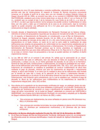 edificaciones de cinco (5) pisos destinadas a vivienda multifamiliar, aduciendo que la norma anterior
permitía este tipo de construcciones. Al respecto el Consejo de Normas encuentra conveniente
conservar en lo posible el perfil de la zona, pero una vez revisado el antiguo Estatuto Urbano de
Ibagué (Acuerdo 035 de 1990), se encontró que éste, en su numeral 6.3 NORMAS PARA VIVIENDA
MULTIFAMILIAR, establecía que el lote mínimo debía tener un área de 168 m² con un frente de 7.50
m., condición que no cumple el lote 3 de la manzana A3, cuyo frente es de 6.85 m. y un área de
117.48 m², es decir que bajo la anterior norma tampoco era posible construir multifamiliares en estos
lotes; por otra parte y dado que el tratamiento de la zona es de conservación, bajo la normativa
vigente se puede proyectar una edificación de 4.5 o 5.5 pisos pero para vivienda trifamiliar. En
consecuencia se niega lo solicitado.
4. Consulta elevada al Departamento Administrativo de Planeación Municipal por la Gestora Urbana,
referente al número de parqueaderos requeridos por las plazas de mercado de la Calle 14 y de la Calle
21. Al respecto, el Departamento de Planeación, en consideración a que el Plan de Ordenamiento
Territorial de Ibagué, adoptado mediante Acuerdo 116 de 2000, en su Artículo 132 señala a los
edificios de las plazas de mercado de las calles 14, 21 y 28, como Construcciones con Especial Interés
Arquitectónico en el Suelo Urbano, en razón de lo cual no sería viable la modificación de estas
edificaciones para dotarlas de parqueaderos de conformidad con los requerimientos establecidos por la
Normativa General de Usos del Suelo, Construcciones y Urbanizaciones. Por lo tanto, el Departamento
Administrativo de Planeación Municipal concluye que la norma urbanística es inaplicable y en
consecuencia determina que para éstas edificaciones (Plaza de la 14, Plaza de la 21 y Plaza de la 28)
no se exija un número mayor de parqueaderos a los que se puedan plantear sin modificar el diseño
original de las mismas.
5. La Ley 388 de 1997 en el numeral 3 del artículo 74, señala que la autorización de un mayor
aprovechamiento del suelo en edificación, bien sea elevando el índice de ocupación o el índice de
construcción, o ambos a la vez, es un hecho generador de plusvalía. Es así como en la Normativa
General de Usos del Suelo, Construcciones y Urbanizaciones, se consigna la posibilidad de una mayor
altura de las edificaciones como hecho generador de plusvalía (Arts. 160, 163 y 167), pero sólo para el
tratamiento de consolidación se establece la posibilidad de construir multifamiliares de altura libre
mediante el pago de plusvalía, mientras que para los tratamientos de desarrollo y mejoramiento
integral, la altura está limitada. Si se tiene que en realidad la altura de las edificaciones está limitada
por el tamaño de cada lote a través de la aplicación de los Retiros y Aislamientos laterales y
posteriores establecidos en el artículo 92 de la Normativa General de Usos del Suelo, Construcciones y
Urbanizaciones, esta limitación sería contradictoria, por lo cual se establece que, mediante el pago de
plusvalía, la altura de las edificaciones para multifamiliares en los tratamientos de desarrollo y
mejoramiento integral (Arts. 160 y 167) es libre.
6. Para efectos de la expedición de los denominados certificados de riesgo, se catalogan dentro de esta
categoría, a los predios ubicados en las zonas señaladas a continuación, en el estudio “Zonificación de
la amenaza por fenómenos de remoción en masa e identificación de medidas para la reducción de
riesgo del sector noroccidental de la ciudad de Ibagué”, adelantado en convenio por CORTOLIMA e
INGEOMINAS, con el apoyo de la Administración Municipal y la comunidad y adoptado por la Alacaldía
de Ibagué mediante Decreto 0044 del 1 de Febrero de 2002, a saber:
 Para amenaza por deslizamientos, las zonas señaladas en planos como MA (Amenaza muy
Alta) y A (Amenaza alta).
 Para amenaza por avenidas torrenciales, las zonas señaladas en planos como A1 (Amenaza
alta), A2 (Amenaza por canalizaciones insuficientes) y A3 (Amenaza alta por llenos
antrópicos).
Aclaración a la Norma efectuada mediante Circular No. 011 del 22 de Diciembre de 2003:
1. En el Plano de Riesgos del Plan de Ordenamiento Territorial, distinguido como U 6, se consignaron
las diferentes zonas de amenaza identificadas a través del estudio de Aptitud Urbanística de
Ibagué,
86
 