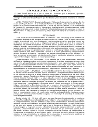 DIARIO OFICIAL Lunes 8 de abril de 2024
SECRETARIA DE EDUCACION PUBLICA
ACUERDO número 05/04/24 por el que se emiten los Lineamientos para la integración, operación y
funcionamiento de los Consejos Técnicos Escolares de Educación Básica.
Al margen un sello con el Escudo Nacional, que dice: Estados Unidos Mexicanos.- Secretaría de Educación
Pública.
LETICIA RAMÍREZ AMAYA, Secretaria de Educación Pública, con fundamento en los artículos 3o., 4o.,
noveno párrafo y 31, fracción I de la Constitución Política de los Estados Unidos Mexicanos; 38 de la Ley
Orgánica de la Administración Pública Federal; 11, 37, 90, 94, 108, 109 y 113, fracción XXII de la Ley General
de Educación; 57, primer párrafo de la Ley General de los Derechos de Niñas, Niños y Adolescentes; 6 de la
Ley Reglamentaria del Artículo 3o. de la Constitución Política de los Estados Unidos Mexicanos, en materia de
Mejora Continua de la Educación; 5, fracciones I y XVI del Reglamento Interior de la Secretaría de Educación
Pública, y
CONSIDERANDO
Que el artículo 3o. de la Constitución Política de los Estados Unidos Mexicanos (CPEUM) establece que:
toda persona tiene derecho a la educación. El Estado -Federación, Estados, Ciudad de México y Municipios-
impartirá y garantizará, entre otras, la educación inicial, preescolar, primaria y secundaria, mismas que
conforman la educación básica, la cual es obligatoria; corresponde al Estado la rectoría de la educación, la
impartida por éste, además de obligatoria, será universal, inclusiva, pública, gratuita y laica; la educación se
basará en el respeto irrestricto de la dignidad de las personas, con un enfoque de derechos humanos y de
igualdad sustantiva, tenderá a desarrollar armónicamente todas las facultades del ser humano, y promoverá la
honestidad, los valores y la mejora continua del proceso de enseñanza aprendizaje; el Estado priorizará el
interés superior de niñas, niños, adolescentes y jóvenes en el acceso, permanencia y participación en los
servicios educativos; las maestras y los maestros son agentes fundamentales del proceso educativo y, por
tanto, se reconoce su contribución a la transformación social, y los planteles educativos constituyen un
espacio fundamental para el proceso de enseñanza aprendizaje;
Que los artículos 4o. y 31, fracción I de la CPEUM, mandatan que en todas las decisiones y actuaciones
del Estado se velará y cumplirá con el principio del interés superior de la niñez, garantizando de manera plena
sus derechos y la satisfacción de sus necesidades de educación y sano esparcimiento para su desarrollo
integral, y que es obligación de los mexicanos ser responsables de que sus hijas, hijos o pupilos menores de
dieciocho años concurran a las escuelas, para recibir la educación obligatoria, así como participar en su
proceso educativo, al revisar su progreso y desempeño, velando siempre por su bienestar y desarrollo;
Que los artículos 11, 14, 37 y 90 de la Ley General de Educación (LGE), disponen que: el Estado, a través
de la Nueva Escuela Mexicana, buscará la equidad, la excelencia y la mejora continua en la educación, para
lo cual colocará al centro de la acción pública el máximo logro de aprendizaje de las niñas, niños,
adolescentes y jóvenes. Tendrá como objetivos: el desarrollo humano integral del educando, reorientar el
Sistema Educativo Nacional, incidir en la cultura educativa mediante la corresponsabilidad e impulsar
transformaciones sociales dentro de la escuela y en la comunidad; la educación básica está compuesta por el
nivel inicial, preescolar, primaria y secundaria. Los servicios que comprende este tipo de educación son: I.
Inicial escolarizada y no escolarizada; II. Preescolar general, indígena y comunitario; III. Primaria general,
indígena y comunitaria; IV. Secundaria, entre las que se encuentran la general, técnica, comunitaria o las
modalidades regionales autorizadas por la Secretaría; V. Secundaria para trabajadores, y VI. Telesecundaria.
De manera adicional, se considerarán aquellos para impartir educación especial, incluidos los Centros de
Atención Múltiple, y las maestras y los maestros son agentes fundamentales del proceso educativo y, por
tanto, se reconoce su contribución a la transformación social. La revalorización de las maestras y maestros
persigue, entre otros fines: priorizar su labor pedagógica y el máximo logro de aprendizaje de los educandos
sobre la carga administrativa;
Que los artículos 108 y 109 de la LGE, prevén que, para el proceso de mejora escolar, se constituirán
Consejos Técnicos Escolares en educación básica, como órganos colegiados de decisión técnico pedagógica
de cada plantel educativo, los cuales tendrán a su cargo adoptar e implementar las decisiones para contribuir
al máximo logro de aprendizaje de los educandos, el desarrollo de su pensamiento crítico y el fortalecimiento
de los lazos entre escuela y comunidad, para lo cual la Secretaría de Educación Pública emitirá los
lineamientos para su integración, operación y funcionamiento, en los cuales se determinará lo relativo a la
operación y funcionamiento del Comité de Planeación y Evaluación, con que contará cada Consejo, mismo
que tendrá a su cargo formular un programa de mejora continua que contemple, de manera integral, la
infraestructura, el equipamiento, el avance de los planes y programas educativos, la formación y prácticas
docentes, la carga administrativa, la asistencia de los educandos, el aprovechamiento académico, el
desempeño de las autoridades educativas y los contextos socioculturales;
 