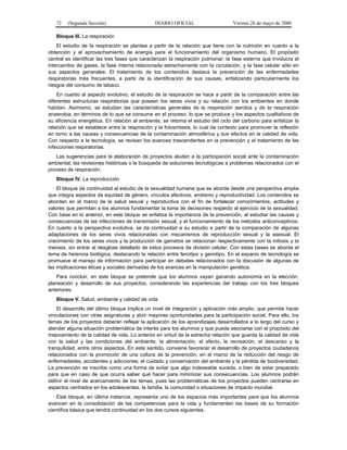 72   (Segunda Sección)                      DIARIO OFICIAL                     Viernes 26 de mayo de 2006

   Bloque III. La respiración
    El estudio de la respiración se plantea a partir de la relación que tiene con la nutrición en cuanto a la
obtención y el aprovechamiento de energía para el funcionamiento del organismo humano. El propósito
central es identificar las tres fases que caracterizan la respiración pulmonar: la fase externa que involucra el
intercambio de gases, la fase interna relacionada estrechamente con la circulación, y la fase celular sólo en
sus aspectos generales. El tratamiento de los contenidos destaca la prevención de las enfermedades
respiratorias más frecuentes, a partir de la identificación de sus causas, enfatizando particularmente los
riesgos del consumo de tabaco.
    En cuanto al aspecto evolutivo, el estudio de la respiración se hace a partir de la comparación entre las
diferentes estructuras respiratorias que poseen los seres vivos y su relación con los ambientes en donde
habitan. Asimismo, se estudian las características generales de la respiración aerobia y de la respiración
anaerobia, en términos de lo que se consume en el proceso, lo que se produce y los aspectos cualitativos de
su eficiencia energética. En relación al ambiente, se retoma el estudio del ciclo del carbono para enfatizar la
relación que se establece entre la respiración y la fotosíntesis, lo cual da contexto para promover la reflexión
en torno a las causas y consecuencias de la contaminación atmosférica y sus efectos en la calidad de vida.
Con respecto a la tecnología, se revisan los avances trascendentes en la prevención y el tratamiento de las
infecciones respiratorias.
   Las sugerencias para la elaboración de proyectos aluden a la participación social ante la contaminación
ambiental, las revisiones históricas o la búsqueda de soluciones tecnológicas a problemas relacionados con el
proceso de respiración.
   Bloque IV. La reproducción
    El bloque da continuidad al estudio de la sexualidad humana que se aborda desde una perspectiva amplia
que integra aspectos de equidad de género, vínculos afectivos, erotismo y reproductividad. Los contenidos se
abordan en el marco de la salud sexual y reproductiva con el fin de fortalecer conocimientos, actitudes y
valores que permitan a los alumnos fundamentar la toma de decisiones respecto al ejercicio de la sexualidad.
Con base en lo anterior, en este bloque se enfatiza la importancia de la prevención, al estudiar las causas y
consecuencias de las infecciones de transmisión sexual, y el funcionamiento de los métodos anticonceptivos.
En cuanto a la perspectiva evolutiva, se da continuidad a su estudio a partir de la comparación de algunas
adaptaciones de los seres vivos relacionadas con mecanismos de reproducción sexual y la asexual. El
crecimiento de los seres vivos y la producción de gametos se relacionan respectivamente con la mitosis y la
meiosis, sin entrar al desglose detallado de estos procesos de división celular. Con estas bases se aborda el
tema de herencia biológica, destacando la relación entre fenotipo y genotipo. En el espacio de tecnología se
promueve el manejo de información para participar en debates relacionados con la discusión de algunas de
las implicaciones éticas y sociales derivadas de los avances en la manipulación genética.
   Para concluir, en este bloque se pretende que los alumnos vayan ganando autonomía en la elección,
planeación y desarrollo de sus proyectos, considerando las experiencias del trabajo con los tres bloques
anteriores.
   Bloque V. Salud, ambiente y calidad de vida
    El desarrollo del último bloque implica un nivel de integración y aplicación más amplio, que permite hacer
vinculaciones con otras asignaturas y abrir mayores oportunidades para la participación social. Para ello, los
temas de los proyectos deberán reflejar la aplicación de los aprendizajes desarrollados a lo largo del curso y
atender alguna situación problemática de interés para los alumnos y que pueda asociarse con el propósito del
mejoramiento de la calidad de vida. Lo anterior en virtud de la estrecha relación que guarda la calidad de vida
con la salud y las condiciones del ambiente, la alimentación, el afecto, la recreación, el descanso y la
tranquilidad, entre otros aspectos. En este sentido, conviene favorecer el desarrollo de proyectos ciudadanos
relacionados con la promoción de una cultura de la prevención, en el marco de la reducción del riesgo de
enfermedades, accidentes y adicciones; el cuidado y conservación del ambiente y la pérdida de biodiversidad.
La prevención se inscribe como una forma de evitar que algo indeseable suceda, o bien de estar preparado
para que en caso de que ocurra saber qué hacer para minimizar sus consecuencias. Los alumnos podrán
definir el nivel de acercamiento de los temas, pues las problemáticas de los proyectos pueden centrarse en
aspectos centrados en los adolescentes, la familia, la comunidad o situaciones de impacto mundial.
    Este bloque, en última instancia, representa uno de los espacios más importantes para que los alumnos
avancen en la consolidación de las competencias para la vida y fundamenten las bases de su formación
científica básica que tendrá continuidad en los dos cursos siguientes.
 