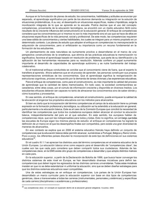(Primera Sección)                                 DIARIO OFICIAL                       Viernes 26 de septiembre de 2008

    Aunque en la formulación de planes de estudio, los conocimientos, habilidades y actitudes se enuncian por
separado, el aprendizaje significativo por parte de los alumnos demanda su integración en la solución de
situaciones problemáticas. A su vez, el desempeño en situaciones específicas, reales o hipotéticas, exige la
movilización integrada de lo que se aprende en la escuela. Podría decirse que el uso del concepto
competencias, proveniente de la educación tecnológica, se encontró con un medio educativo fértil como
resultado de la creciente influencia del constructivismo en la educación general. El enfoque de competencias
considera que los conocimientos por sí mismos no son lo más importante sino el uso que se hace de ellos en
situaciones específicas de la vida personal, social y profesional. De este modo, las competencias requieren
una base sólida de conocimientos y ciertas habilidades, los cuales se integran para un mismo propósito en un
determinado contexto. Los planes de estudio que adopten el enfoque en competencias no menospreciarán la
adquisición de conocimientos, pero sí enfatizarán su importancia como un recurso fundamental en la
formación de los estudiantes.
    Un planteamiento de esta naturaleza es sumamente proclive a desarrollarse en el marco de una
perspectiva constructivista de la enseñanza, que elimina de las prácticas educativas la memorización no
significativa, favorece el aprendizaje basado en resolución de problemas, que parte de su identificación y la
aplicación de las herramientas necesarias para su resolución. Además confiere un papel sumamente
importante al desarrollo de capacidades de aprendizaje autónomo y se nutre fuertemente del trabajo
colaborativo.
    En el tradicional enfoque conductista se concibe que el conocimiento viene de fuera, que el experto lo
transfiere al aprendiz. Ahora sabemos que en el proceso de aprender, las personas construyen sus propias
representaciones simbólicas de los conocimientos. Que el aprendizaje significa la reorganización de
estructuras cognitivas, proceso enriquecido por la demanda de tareas diversas y las experiencias educativas.
    Para el enfoque de competencias, como para el constructivismo, es más importante la calidad del proceso
de aprendizaje que la cantidad de datos memorizados. En todo caso, la sociedad contemporánea se
caracteriza, entre otras cosas, por el cúmulo de información creciente y disponible en diversos medios. Los
estudiantes eficaces deberán ser capaces no tanto de almacenar los conocimientos sino de saber dónde y
cómo buscarlos y procesarlos.
    En ese sentido, el enfoque de competencias, amarrado al constructivismo, puede enriquecer la calidad de
la educación al engarzar los propósitos educativos con los métodos para alcanzarlos.
    Si bien es cierto que la incorporación del término competencias al campo de la educación tiene su primera
expresión en la formación profesional y tecnológica, su utilización se ha extendido a la educación en general,
particularmente a la educación básica. Este es el caso de la Comisión Europea que concibió la necesidad de
identificar las competencias que to dos los ciudadanos europeos deben alcanzar al concluir la educación
básica, independientemente del país en el que estudien. En este sentido, los europeos hablan de
competencias clave, que son las indispensables para todos y todas. Esto no significa, sin em bargo, que todas
las escuelas de Europa sigan los mismos planes de estudio; el enfoque en competencias ha logrado la
definición de un marco en el que los desempeños finales son compartidos, pero existe una gran diversidad de
maneras de alcanzarlos.
    En ese contexto se explica que en 2006 el sistema educativo francés haya definido un conjunto de
competencias que la educación básica debe permitir alcanzar, sumándose a Portugal, Bélgica y Reino Unido.
Poco a poco, los diferentes países discuten la incorporación de este tipo de definiciones en sus sistemas
educativos 22.
    En el cuadro III.1.1 se aprecian los distintos usos del término competencias en el sistema educativo de la
Unión Europea. La educación básica sirve como espacio para el desarrollo de “competencias clave”, las
cuales son las que cada país considera que deben compartir todos sus ciudadanos. Además de las
competencias clave, en la EMS existe otro grupo de competencias a desarrollar y que adopta distintos matices
en cada país.
    En la educación superior, a partir de la Declaración de Boloña de 1999, que busca hacer converger los
distintos sistemas de este nivel en Europa, se han desarrollado diversas iniciativas para definir las
competencias que deben lograr los egresados de las distintas carreras universitarias. Todas estas iniciativas
insisten en que no se debe estandarizar ni uniformar la educación, sino que se deben diseñar estrategias para
que los distintos sistemas educativos sean compatibles.
    Una de estas estrategias es en enfoque en competencias. Los países de la Unión Europea han
desarrollado un marco curricular para la educación superior con base en dos tipos de competencias
genéricas, clave o transversales a todas las carreras (instrumentales, personales y sistémicas) y específicas
de cada carrera (disciplinares o académicas y profesionales).

22
     Las competencias clave. Un concepto en expansión dentro de la educación general obligatoria. Eurydice, 2002.
 