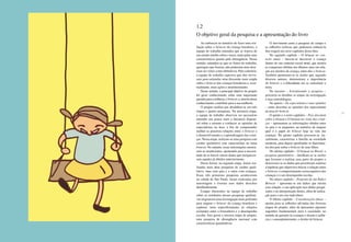 20 21
Ao embarcar na tentativa de fazer uma ava-
liação sobre o brincar da criança brasileira, a
equipe de trabalho entendeu que se tratava de
um estudo inédito sobre o tema, tanto pelas suas
características quanto pela abrangência. Nesse
sentido, entendeu-se que os frutos do trabalho,
quaisquer que fossem, não poderiam nem deve-
riam ser vistos como definitivos. Pelo contrário,
a equipe de trabalho esperava que eles servis-
sem para estimular uma discussão mais ampla
sobre o brincar das crianças brasileiras e, even-
tualmente, mais ações e monitoramento.
Nesse sentido, o principal objetivo do projeto
foi gerar conhecimento sobre uma importante
questão para a infância,o brincar, e, através desse
conhecimento, contribuir para a sua melhoria.
O projeto acabou por desdobrar-se em três
etapas e quatro pesquisas. Na primeira etapa,
a equipe de trabalho observou ser necessário
entender um pouco mais a literatura disponí-
vel sobre o assunto e conhecer as opiniões de
especialistas na área, a fim de compreender
melhor as possíveis relações entre o brincar e
o desenvolvimento e a aprendizagem das crian-
ças. Nessa etapa, realizou-se uma pesquisa com
caráter qualitativo com especialistas no tema
brincar. No entanto, essas informações mostra-
ram-se insuficientes, apontando para a necessi-
dade de se buscar outros dados que enriqueces-
sem aqueles já obtidos anteriormente.
Dessa forma, na segunda etapa, foram rea-
lizadas mais duas pesquisas de caráter quali-
tativo, uma com pais e a outra com crianças.
Essas três primeiras pesquisas aconteceram
na cidade de São Paulo, foram realizadas por
amostragem e tiveram seus dados descritos
detalhadamente.
Longas discussões na equipe de trabalho
sobre os resultados dessas pesquisas qualitati-
vas originaram uma investigação mais profunda
para mapear o brincar da criança brasileira e
explorar, mais especificamente, as relações
existentes entre a brincadeira e o desempenho
escolar. Isso gerou a terceira etapa do projeto,
uma pesquisa de abrangência nacional com
características quantitativas.
O movimento entre a pesquisa de campo e
as reflexões teóricas que pudessem embasá-la
deu origem aos nove capítulos desta obra.
No segundo capítulo – O brincar no con-
texto atual – buscou-se descrever a criança
dentro de um contexto social atual, que mostra
as conquistas obtidas nos últimos anos em rela-
ção aos direitos da criança, entre eles o brincar.
Também apontaram-se as razões que, segundo
diversos autores, demonstram a importância
do brincar e a dificuldade em se conceituar o
tema.
No terceiro – Estruturando a pesquisa –
procurou-se detalhar as etapas da investigação
e suas metodologias.
No quarto – Os especialistas e suas opiniões
– estão descritas as opiniões dos especialistas
na área do brincar.
O quinto e o sexto capítulos – Pais discutem
sobre o brincar e O brincar na visão das crian-
ças – apresentam as informações obtidas entre
os pais e os pequenos, na tentativa de mapear
qual é o papel do brincar hoje na vida das
crianças. No quinto capítulo procurou-se, ini-
cialmente, caracterizar a família na sociedade
moderna, para depois aprofundar os depoimen-
tos dos pais sobre o brincar de seus filhos.
No sétimo capítulo – O brincar no Brasil: a
pesquisa quantitativa – detalham-se as razões
que levaram a realizar essa parte do projeto e
descrevem-se os dados que permitiram analisar
a hipótese que objetivava buscar a relação entre
o brincar, o comportamento sociocognitivo das
crianças e o seu desempenho escolar.
No oitavo capítulo – Proposta de um Índice
Brincar – apresenta-se um índice que retrata
essa relação, a sua aplicação nos dados pesqui-
sados e na interpretação destes, além de indica-
ção para o seu uso individual.
O último capítulo – Considerações finais –
aponta para as reflexões advindas das diversas
etapas do projeto, além de apresentar algumas
sugestões fundamentais para a sociedade, no
sentido de garantir às crianças o direito à infân-
cia e, conseqüentemente, o direito de brincar.
1.2
O objetivo geral da pesquisa e a apresentação do livro
 