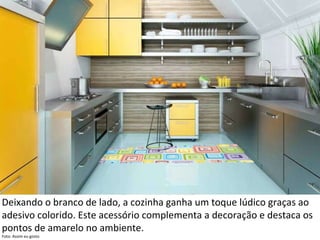 Deixando o branco de lado, a cozinha ganha um toque lúdico graças ao adesivo colorido. Este acessório complementa a decoração e destaca os  pontos de amarelo no ambiente.  Foto: Assim eu gosto 