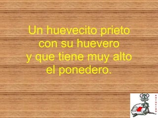 Un huevecito prieto con su huevero y que tiene muy alto el ponedero. 