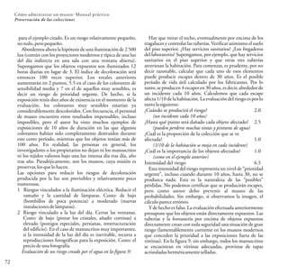 72
Cómo administrar un museo: Manual práctico
Preservación de las colecciones
Hay que mirar el techo, eventualmente por encima de los
tragaluces y controlar las tuberías. Verificar asimismo el suelo
del piso superior. ¿Hay servicios sanitarios? ¿Los fregaderos
del laboratorio? Supongamos, por ejemplo, que hay servicios
sanitarios en el piso superior y que otras tres tuberías
atraviesan la habitación. Para comenzar, es prudente, por no
decir razonable, calcular que cada uno de esos elementos
puede producir escapes dentro de 30 años. Es el posible
período de vida útil calculado por los fabricantes. Por lo
tanto, se producen4 escapes en 30 años, es decir, alrededor de
un incidente cada 10 años. Calculemos que cada escape
afecta 1/10 de la habitación. La evaluación del riesgo es por lo
tantola siguiente:
¿Cuándo se producirá el riesgo? 2.0
(un incidente cada 10 años)
¿Hasta qué punto será dañado cada objeto afectado? 2.5
(pueden perderse muchas tintas y pinturas de agua)
¿Cuál es la proporción de la colección que se ve
afectada? 1.0
(1/10 de la habitación se moja en cada incidente)
¿Cuál es la importancia de los objetos afectados? 1.0
(como en el ejemplo anterior)
Intensidad del riesgo 6.5
Esta intensidad del riesgo representa un nivel de “prioridad
urgente”, incluso cuando durante 10 años, hasta 30, no se
produzca nada. Esta es la naturaleza de las “posibles”
pérdidas. No podemos certificar que se producirán escapes,
pero como asesor debo prevenir al museo de las
probabilidades. Sin embargo, si observamos la imagen, el
cálculopareceerróneo.
Y de hecho es falso. La evaluación efectuada anteriormente
presupone que los objetos están directamente expuestos. Las
tuberías y la fontanería por encima de objetos expuestos
directamente crean con toda seguridad una situación de gran
riesgo (lamentablemente corriente en los museos modernos
que conceden la prioridad a las exposiciones fuera de las
vitrinas). En la figura 9, sin embargo, todos los manuscritos
se encuentran en vitrinas adecuadas, provistas de tapas
acristaladasherméticamente selladas.
para el ejemplo citado. Es un riesgo relativamente pequeño,
nonulo, peropequeño.
Abordemos ahora la hipótesis de una iluminación de 2 500
lux (común con los proyectores modernos y típica de una luz
del día indirecta en una sala con una ventana abierta).
Supongamos que los objetos expuestos son iluminados 12
horas diarias en lugar de 3. El índice de decoloración será
entonces 100 veces superior. Los totales anteriores
aumentarán en 2 puntos, 5.5 en el caso de los colorantes de
sensibilidad media y 7 en el de aquellos muy sensibles, es
decir un riesgo de prioridad urgente. De hecho, si la
exposición tenía diez años de existencia en el momento de la
evaluación, los colorantes muy sensibles estarían ya
considerablemente descoloridos. Con frecuencia, el personal
de museo encuentra estos resultados impensables, incluso
imposibles, pero el autor ha visto muchos ejemplos de
exposiciones de 10 años de duración en las que algunos
colorantes habían sido completamente destruidos durante
este corto período, mientras que los objetos tenían más de
100 años. En realidad, las personas en general, los
investigadores o los propietarios no dejan ni los manuscritos
ni los tejidos valiosos bajo una luz intensa día tras día, año
tras año. Paradójicamente, son los museos, cuya misión es
preservar,losquelohacen.
Las opciones para reducir los riesgos de decoloración
producida por la luz son previsibles y relativamente poco
numerosas.
1 Riesgos vinculados a la iluminación eléctrica. Reducir el
tamaño y la cantidad de lámparas. Costo: de bajo
(bombillos de poca potencia) a moderado (nuevas
instalaciones de lámparas).
2 Riesgo vinculado a la luz del día. Cerrar las ventanas.
Costo: de bajo (pintar los cristales, añadir cortinas) a
elevado (postigos especiales, persianas, reestructuración
del edificio). En el caso de manuscritos muy importantes,
si la intensidad de la luz del día es inevitable, recurra a
reproducciones fotográficas para la exposición. Costo: el
precio deuna fotografía.
Evaluación de un riesgo creado por el agua en la figura 9:
 