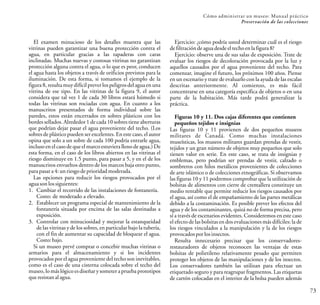 El examen minucioso de los detalles muestra que las
vitrinas pueden garantizar una buena protección contra el
agua, en particular gracias a las tapaderas con caras
inclinadas. Muchas nuevas y costosas vitrinas no garantizan
protección alguna contra el agua, o lo que es peor, conducen
el agua hasta los objetos a través de orificios previstos para la
iluminación. De esta forma, si tomamos el ejemplo de la
figura 8, resulta muy difícil preverlos peligrosdel agua en una
vitrina de ese tipo. En las vitrinas de la figura 9, el autor
considera que tal vez 1 de cada 30 libros estará húmedo si
todas las vitrinas son rociadas con agua. En cuanto a los
manuscritos presentados de forma individual sobre las
paredes, estos están encerrados en sobres plásticos con los
bordes sellados. Alrededor 1 de cada 10 sobres tiene aberturas
que podrían dejar pasar el agua proveniente del techo. (Los
sobres de plástico pueden ser excelentes. En este caso, el autor
opina que solo a un sobre de cada 100 podría entrarle agua,
incluso en el caso de que el marcoestuviera lleno de agua.)
Las opciones para reducir los riesgos provocados por el
agua sonlossiguientes:
1. Cambiar el recorrido de las instalaciones de fontanería.
Costo: de moderado a elevado.
2. Establecer un programa especial de mantenimiento de la
fontanería situada por encima de las salas destinadas a
exposición.
3. Controlar con minuciosidad y mejorar la estanqueidad
de las vitrinas y de los sobres, en particular bajo la tubería,
con el fin de aumentar su capacidad de bloquear el agua.
Costo:bajo.
Si un museo prevé comprar o concebir muchas vitrinas o
armarios para el almacenamiento y si los incidentes
provocados por el agua proveniente del techo son inevitables,
como es el caso de una cisterna colocada sobre el techo del
museo, lo más lógico es diseñar y someter a prueba prototipos
que resistan alagua.
De
esta forma, en el caso de los libros abiertos en las vitrinas el
riesgo disminuye en 1.5 punto, para pasar a 5, y en el de los
manuscritos envueltos dentro de los marcos baja otro punto,
parapasara4:un riesgo deprioridadmoderada.
Ejercicio: ¿cómo podría usted determinar cuál es el riesgo
defiltración deaguadesdeeltechoen la figura 8?
Ejercicio: observe una de sus salas de exposición. Trate de
evaluar los riesgos de decoloración provocada por la luz y
aquellos causados por el agua proveniente del techo. Para
comenzar, imagine el futuro, los próximos 100 años. Piense
en un escenario y trate de evaluarlo con la ayuda de las escalas
descritas anteriormente. Al comienzo, es más fácil
concentrarse en una categoría específica de objetos o en una
parte de la habitación. Más tarde podrá generalizar la
práctica.
Figuras 10 y 11. Dos cajas diferentes que contienen
pequeños tejidos e insignias
Las figuras 10 y 11 provienen de dos pequeños museos
militares de Canadá. Como muchas instalaciones
museísticas, los museos militares guardan prendas de vestir,
tejidos y un gran número de objetos muy pequeños que solo
tienen valor en serie. En este caso, se trata de insignias y
emblemas, pero podrían ser prendas de vestir, calzado o
sombreros con hilos metálicos provenientes de colecciones
de arte islámico o de colecciones etnográficas. Si observamos
las figuras 10 y 11 podremos comprobar que la utilización de
bolsitas de alimentos con cierre de cremallera constituye un
medio rentable que permite reducir los riesgos causados por
el agua, así como el de empañamiento de las partes metálicas
debido a la contaminación. Es posible prever los efectos del
agua y de los contaminantes, quizá no de forma precisa, pero
sí a través de escenarios evidentes. Consideremos en este caso
el efecto de las bolsitas en dos evaluaciones más difíciles: la de
los riesgos vinculados a la manipulación y la de los riesgos
provocadospor losinsectos.
Resulta innecesario precisar que los conservadores-
restauradores de objetos reconocen las ventajas de estas
bolsitas de polietileno relativamente pesado que permiten
proteger los objetos de las manipulaciones y de los insectos.
Los conservadores también las utilizan para efectuar un
etiquetado seguro y para reagrupar fragmentos. Las etiquetas
de cartón colocadas en el interior de la bolsa pueden además
Cómo administrar un museo: Manual práctico
Preservación de las colecciones
73
 