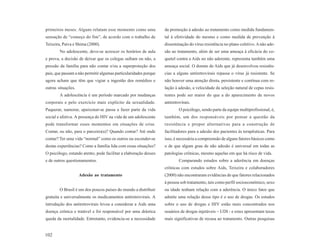 primeiros meses. Alguns relatam esse momento como uma             da promoção à adesão ao tratamento como medida fundamen-
sensação de “começo do fim”, de acordo com o trabalho de          tal à efetividade do mesmo e como medida de prevenção à
Teixeira, Paiva e Shima (2000).                                   disseminação do vírus resistência no plano coletivo. A não ade-
        No adolescente, deve-se acrescer os horários de aula      são ao tratamento, além de ser uma ameaça à eficácia do co-
e prova, a decisão de deixar que os colegas saibam ou não, a      quetel contra a Aids no não aderente, representa também uma
pressão da família para não contar e/ou a superproteção dos       ameaça social. O doente de Aids que já desenvolveu resistên-
pais, que passam a não permitir algumas particularidades porque   cias a alguns antiretrovirais repassa o vírus já resistente. Se
agora acham que têm que vigiar a ingestão dos remédios e          não houver uma atenção direta, persistente e contínua com re-
outras situações.                                                 lação à adesão, a velocidade da seleção natural de cepas resis-
        A adolescência é um período marcado por mudanças          tentes pode ser maior do que a do aparecimento de novos
corporais e pelo exercício mais explícito da sexualidade.         antiretrovirais.
Paquerar, namorar, apaixonar-se passa a fazer parte da vida               O psicólogo, sendo parte da equipe multiprofissional, é,
social e afetiva. A presença do HIV na vida de um adolescente     também, um dos responsáveis por pensar a questão da
pode transformar esses momentos em situações de crise.            resistência e propor alternativas para a construção de
Contar, ou não, para o parceiro(a)? Quando contar? Até onde       facilitadores para a adesão dos pacientes às terapêuticas. Para
contar? Ter uma vida “normal” como os outros ou esconder-se       isso, é necessária a compreensão de alguns fatores básicos como
destas experiências? Como a família lida com essas situações?     o de que algum grau de não adesão é universal em todas as
O psicólogo, estando atento, pode facilitar a elaboração desses   patologias crônicas, mesmo aquelas em que há risco de vida.
e de outros questionamentos.                                              Comparando estudos sobre a aderência em doenças
                                                                  crônicas com estudos sobre Aids, Teixeira e colaboradores
                    Adesão ao tratamento                          (2000) não encontraram evidências de que fatores relacionados
                                                                  à pessoa sob tratamento, tais como perfil socioeconômico, sexo
        O Brasil é um dos poucos países do mundo a distribuir     ou idade tenham relação com a aderência. O único fator que
gratuita e universalmente os medicamentos antiretrovirais. A      admite uma relação desse tipo é o uso de drogas. Os estudos
introdução dos antiretrovirais levou a considerar a Aids uma      sobre o uso de drogas e HIV estão mais concentrados nos
doença crônica e tratável e foi responsável por uma drástica      usuários de drogas injetáveis – UDI - e estes apresentam taxas
queda da mortalidade. Entretanto, evidencia-se a necessidade      mais significativas de recusa ao tratamento. Outras pesquisas


102
 