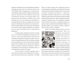 aqueles que vinham para a rua, mas mantinham laços familiares,       lúdica é de especial interesse para o profissional que busca
retornando para casa à noite ou nos finais de semana. (Lusk,         realizar alguma intervenção junto a esses adolescentes. Constitui
1989; Raffaelli, 1996). O segundo grupo, os “meninos de rua”,        uma das principais formas de estabelecimento de vínculo entre
era formado por aqueles que haviam rompido os laços familiares,      um adulto, em princípio desconhecido, e o adolescente.
apesar de a maioria não ser órfã. Atualmente, observa-se que         Dependendo da idade do adolescente com o qual o adulto
os adolescentes não estão em dois grupos estáticos, mas              interage e do número de pessoas envolvidas, inúmeras atividades
pertencem a um continuum entre a volta diária à casa e a total       podem ser desenvolvidas com o objetivo de aproximar a relação,
permanência na rua ou em instituições de atendimento. A              conquistar a confiança mútua e, em conseqüência, estabelecer
vinculação familiar não pode ser entendida como um critério          vínculos. Dentre estas, citam-se as atividades esportivas, nas
estático de identificação de um adolescente em situação de rua.      quais se destacam o futebol, bastante difundido no Brasil, e as
Devido à complexidade do universo psicossocial e da dinâmica         atividades artísticas, como o desenho, a pintura, a colagem, a
da vida na rua, o tipo de ligação estabelecida com a família é       música, a dança, o teatro e a fotografia.
mais um aspecto considerado para a compreensão da                            Dentre as atividades artísticas passíveis de serem
problemática.                                                                                       desenvolvidas        junto    aos
        O segundo aspecto adotado para caracterizar a situação                                      adolescentes em situação de
de rua é a atividade desempenhada pelo adolescente nesse                                            rua, algumas merecem um certo
contexto. Uma primeira diferenciação necessária está                                                destaque,     pela    gama     de
relacionada à realização de dois tipos de atividades: as lícitas e                                  vantagens que oferecem ao
as ilícitas. Segundo Rosemberg (1996), as principais atividades                                     profissional durante a sua
lícitas desempenhadas na rua são: pedir esmola, perambular,                                         realização. Uma delas é a
brincar, dormir e trabalhar. O ato de esmolar inclui o pedido de                                    música, capaz de despertar
dinheiro ou produto, geralmente alimentação, sozinho ou                                             interesse, principalmente quando
acompanhado de outros adolescentes. Perambular refere-se à                                          composta e cantada pela própria
circulação pela rua, sozinhos ou em grupo.                           garotada. Surgem desde canções infantis até aquelas produzidas
        O ato de brincar é de grande importância para o              pelos próprios adolescentes, marcadas com um conteúdo de
desenvolvimento infanto-juvenil, independente do contexto e          denúncia social, como no movimento hip-hop. Uma ferramenta
apesar dos potenciais riscos que a rua apresenta. A atividade        muito utilizada é registrar em áudio ou vídeo a interpretação


                                                                                                                                  113
 