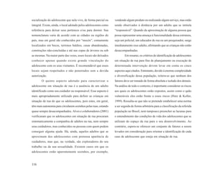 socialização do adolescente que nela vive, de forma parcial ou     vendendo algum produto ou realizando algum serviço, mas estão
integral. Existe, ainda, o local adotado pelos adolescentes como   sendo observados à distância por um adulto que se intitula
referência para deixar seus pertences e/ou para dormir. Sua        “responsável”. Quando da aproximação de alguma pessoa que
nomenclatura varia de acordo com as cidades ou regiões do          possa representar uma ameaça à funcionalidade dessa estrutura,
país, mas em geral são conhecidos por “mocós”, comumente           seja um policial, um educador de rua ou um pesquisador, surge
localizados em becos, terrenos baldios, casas abandonadas,         imediatamente esse adulto, afirmando que as crianças não estão
construções não-concluídas e até nas copas de árvores ou sob       desacompanhadas.
as mesmas. Na maior parte das vezes, esses locais são deixados             Em resumo, os critérios de identificação de adolescentes
conhecer apenas quando existe grande vinculação do                 em situação de rua para fins de planejamento ou execução de
adolescente com os seus visitantes. É recomendável que esses       determinada intervenção devem levar em conta os cinco
locais sejam respeitados e não penetrados sem a devida             aspectos aqui citados. Entretanto, devido à enorme complexidade
autorização.                                                       e diversificação dessa população, reitera-se que nenhum dos
        O quinto aspecto adotado para caracterizar o               fatores deve ser tomado de forma absoluta e isolado dos demais.
adolescente em situação de rua é a ausência de um adulto           Na análise de todo o contexto, é importante considerar os riscos
identificado como seu cuidador ou responsável. Esse aspecto é      aos quais os adolescentes estão expostos, assim como o quão
mais apropriadamente utilizado para definir as crianças em         vulneráveis eles estão frente a esses riscos (Hutz & Koller,
situação de rua do que os adolescentes, pois estes, em geral,      1999). Ressalta-se que não se pretende estabelecer uma norma
têm mais autonomia para circularem sozinhos pelas ruas, estando    a ser seguida de forma arbitrária para a classificação da referida
quase sempre desacompanhados. Alves e colaboradores (2001)         população no Brasil, nem tampouco preencher as lacunas para
verificaram que os adolescentes em situação de rua procuram        o entendimento das condições de vida dos adolescentes que se
sistematicamente a companhia de adultos na rua, nem sempre         utilizam do espaço da rua para o seu desenvolvimento. Ao
seus cuidadores, mas conhecidos ou pessoas com quem podem          contrário, espera-se oferecer um conjunto de fatores a serem
conseguir alguma ajuda. Há, ainda, aqueles adultos que se          levados em consideração para orientar a identificação de cada
aproximam dos adolescentes com pretensa aparência de               caso de adolescente que esteja em situação de rua.
cuidadores, mas que, na verdade, são exploradores do seu
trabalho ou da sua sexualidade. Existem casos em que os
adolescentes estão aparentemente sozinhos, por exemplo,



116
 