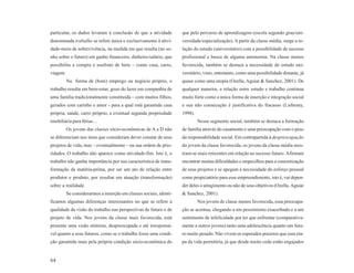 particular, os dados levaram à conclusão de que a atividade         que pelo percurso de aprendizagem (escola segundo grau/uni-
denominada trabalho se refere única e exclusivamente à ativi-       versidade/especialização). A partir da classe média, surge a re-
dade-meio de sobrevivência, na medida em que resulta (no so-        lação do estudo (universitário) com a possibilidade de sucesso
nho sobre o futuro) em ganho financeiro, dinheiro/salário, que      profissional e busca de alguma autonomia. Na classe menos
possibilita a compra e usufruto de bens – como casa, carro,         favorecida, também se destaca a necessidade do estudo uni-
viagem.                                                             versitário, visto, entretanto, como uma possibilidade distante, já
          Na forma de (bom) emprego ou negócio próprio, o           quase como uma utopia (Ozella, Aguiar & Sanchez, 2001). De
trabalho resulta em bem-estar, gozo do lazer em companhia de        qualquer maneira, a relação entre estudo e trabalho continua
uma família tradicionalmente constituída – com muitos filhos,       muito forte como a única forma de inserção e integração social
gerados com carinho e amor - para a qual está garantida casa        e sua não consecução é justificativa do fracasso (Liebesny,
própria, saúde, carro próprio, a eventual segunda propriedade       1998).
imobiliária para férias…                                                     Nesse segmento social, também se destaca a formação
          Os jovens das classes sócio-econômicas de A a D não       de família através do casamento e uma preocupação com o peso
se diferenciam nos itens que consideram dever constar de seus       da responsabilidade social. Em contrapartida à despreocupação
projetos de vida, mas – eventualmente – na sua ordem de prio-       do jovem da classe favorecida, os jovens da classe média mos-
ridades. O trabalho não aparece como atividade-fim. Isto é, o       tram-se mais reticentes em relação ao sucesso futuro. Afirmam
trabalho não ganha importância por sua característica de trans-     encontrar muitas dificuldades e empecilhos para a concretização
formação da matéria-prima, por ser um ato de relação entre          de seus projetos e se apegam à necessidade do esforço pessoal
produtor e produto, por resultar em atuação (transformação)         como propiciatório para esse empreendimento, isto é, vai depen-
sobre a realidade.                                                  der deles o atingimento ou não de seus objetivos (Ozella, Aguiar
          Se considerarmos a inserção em classes sociais, identi-   & Sanchez, 2001).
ficamos algumas diferenças interessantes no que se refere à                  Nos jovens de classe menos favorecida, essa preocupa-
qualidade da visão do trabalho nas perspectivas de futuro e de      ção se acentua, chegando a um pessimismo exacerbado e a um
projeto de vida. Nos jovens da classe mais favorecida, está         sentimento de infelicidade por ter que enfrentar (comparativa-
presente uma visão otimista, despreocupada e até irresponsá-        mente a outros jovens) tanto uma adolescência quanto um futu-
vel quanto a seus futuros, como se o trabalho fosse uma condi-      ro muito pesado. Não vivem os esperados prazeres que essa eta-
ção garantida mais pela própria condição sócio-econômica do         pa da vida permitiria, já que desde muito cedo estão engajados


64
 