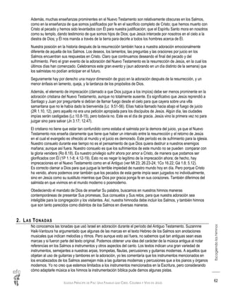 IGLESIA PRÍNCIPE DE PAZ: UNA FAMILIA QUE CREE, CELEBRA Y VIVE EN JESÚS
Escogiendoloshimnos
62
Además, muchas enseñanzas prominentes en el Nuevo Testamento son relativamente obscuras en los Salmos,
como en la enseñanza de que somos justificados por fe en el sacrificio completo de Cristo; que hemos muerto con
Cristo al pecado y hemos sido levantados con Él para nuestra justificación; que el Espíritu Santo mora en nosotros
como su templo, dando testimonio de que somos hijos de Dios; que Jesús intercede por nosotros en el cielo a la
diestra de Dios; y Él nos manda a través de la tierra para decirle a todos los hombres acerca de Él.
Nuestra posición en la historia después de la resurrección también hace a nuestra adoración emocionalmente
diferente de aquella de los Salmos. Los deseos, los lamentos, las preguntas y las oraciones por juicio en los
Salmos encuentran sus respuestas en Cristo. Claro que continuamos deseando el final del pecado y del
sufrimiento. Pero el gran evento de la adoración del Nuevo Testamento es la resurrección de Jesús, en la cual los
últimos días han comenzado. Celebramos este gran evento y (aun adorando en un día distinto de la semana) que
los salmistas no podían anticipar en el futuro.
Seguramente hay por derecho una mayor dimensión de gozo en la adoración después de la resurrección, y un
menor énfasis en lamento, queja, y la tardanza de los propósitos de Dios.
Además, el elemento de imprecación (clamado a que Dios juzgue a los impíos) debe ser menos prominente en la
adoración cristiana del Nuevo Testamento, aunque no totalmente ausente. Es significativo que Jesús reprendió a
Santiago y Juan por preguntarle si debían de llamar fuego desde el cielo para que cayera sobre una villa
samaritana que no le había dado la bienvenida (Lc 9.51-56). Elías había llamado hacia abajo el fuego de juicio
(2R 1.10, 12), pero aquello no era una petición apropiada para los discípulos de Jesús. Algún día, las ciudades
impías serán castigadas (Lc 10.8-15), pero todavía no. Este es el día de gracia. Jesús vino la primera vez no para
juzgar sino para salvar (Jn 3.17; 12.47).
El cristiano no tiene que estar tan confundido como estaba el salmista por la demora del juicio, ya que el Nuevo
Testamento nos enseña claramente que tiene que haber un intervalo entre la resurrección y el retorno de Jesús
en el cual el evangelio es ofrecido al mundo y el juicio es demorado. Este período es de sufrimiento para la iglesia.
Nuestro consuelo durante ese tiempo no es el pensamiento de que Dios quiera destruir a nuestros enemigos
mañana; aunque así fuera. Nuestro consuelo es que los sufrimientos de este mundo no se pueden comparar con
la gloria venidera (Ro 8.18). Es nuestro privilegio sufrir ahora por amor a Cristo, de manera que podamos ser
glorificados con Él (1P 1.1-8; 4.12-19). Esto no es negar lo legítimo de la imprecación ahora; de hecho, hay
imprecaciones en el Nuevo Testamento como en el Antiguo (ver Mt 23; 26.23-24; 1Co 16.22; Gá 1.8; 5.12).
Es correcto clamar a Dios para que juzgue la terrible impiedad de nuestro mundo hoy en día. Pero porque Cristo
ha venido, ahora podemos orar también que los pecados de esta gente impía sean juzgados no individualmente,
sino en Jesús como su sustituto mientras que Dios por gracia ponga fe en sus corazones. También diferimos del
salmista en que vivimos en el mundo moderno o posmoderno.
Obedeciendo el mandato de Dios de enseñar Su palabra, buscamos en nuestros himnos maneras
contemporáneas de presentar Sus promesas, Sus consuelos y Sus retos, para que nuestra adoración sea
inteligible para la congregación y los visitantes. Así, nuestra himnodia debe incluir los Salmos, y también himnos
que son tanto parecidos como distintos de loa Salmos en diversas maneras.
2. LAS TONADAS
No conocemos las tonadas que usó Israel en adoración durante el período del Antiguo Testamento. Suzannne
Haik-Vantoura ha argumentado que algunas de las marcas en el texto Hebreo de los Salmos son anotaciones
musicales que indican melodías y ritmos. Pero aunque esto así fuera, no sabemos qué tan antiguas sean esas
marcas y si fueron parte del texto original. Podemos obtener una idea del carácter de la música antigua al notar
referencias en los Salmos a instrumentos y otros aspectos del canto. Los textos indican una gran variedad de
instrumentos, semejantes a nuestras arpas, trompetas, flautas, percusiones y guitarras modernas. A aquellos que
objetan al uso de guitarras y tambores en la adoración, yo les comentaría que los instrumentos mencionados en
los encabezados de los Salmos asemejan más a las guitarras modernas y percusiones que a los pianos y órganos
modernos. Yo no creo que estemos limitados a los instrumentos mencionados en la Escritura, pero considerando
cómo adaptarle música a los himnos la instrumentación bíblica pude darnos algunas pistas.
 