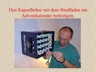 Den Kapselheber mit dem Bindfaden am Adventkalender befestigen. 