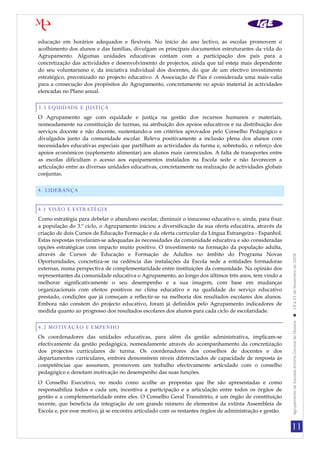 11
AgrupamentodeEscolasAntónioCorreiadeOliveira19a21deNovembrode2008
educação em horários adequados e flexíveis. No início do ano lectivo, as escolas promovem o
acolhimento dos alunos e das famílias, divulgam os principais documentos estruturantes da vida do
Agrupamento. Algumas unidades educativas contam com a participação dos pais para a
concretização das actividades e desenvolvimento de projectos, ainda que tal esteja mais dependente
do seu voluntarismo e, da iniciativa individual dos docentes, do que de um efectivo investimento
estratégico, preconizado no projecto educativo. A Associação de Pais é considerada uma mais-valia
para a consecução dos propósitos do Agrupamento, concretamente no apoio material às actividades
elencadas no Plano anual.
3.5 EQUIDADE E JUSTIÇA
O Agrupamento age com equidade e justiça na gestão dos recursos humanos e materiais,
nomeadamente na constituição de turmas, na atribuição dos apoios educativos e na distribuição dos
serviços docente e não docente, sustentando-a em critérios aprovados pelo Conselho Pedagógico e
divulgados junto da comunidade escolar. Releva positivamente a inclusão plena dos alunos com
necessidades educativas especiais que partilham as actividades da turma e, sobretudo, o reforço dos
apoios económicos (suplemento alimentar) aos alunos mais carenciados. A falta de transportes entre
as escolas dificultam o acesso aos equipamentos instalados na Escola sede e não favorecem a
articulação entre as diversas unidades educativas, concretamente na realização de actividades globais
conjuntas.
4. LIDERANÇA
4.1 VISÃO E ESTRATÉGIA
Como estratégia para debelar o abandono escolar, diminuir o insucesso educativo e, ainda, para fixar
a população do 3.º ciclo, o Agrupamento iniciou a diversificação da sua oferta educativa, através da
criação de dois Cursos de Educação Formação e da oferta curricular da Língua Estrangeira - Espanhol.
Estas respostas revelaram-se adequadas às necessidades da comunidade educativa e são consideradas
opções estratégicas com impacto muito positivo. O investimento na formação da população adulta,
através de Cursos de Educação e Formação de Adultos no âmbito do Programa Novas
Oportunidades, concretiza-se na cedência das instalações da Escola sede a entidades formadoras
externas, numa perspectiva de complementaridade entre instituições da comunidade. Na opinião dos
representantes da comunidade educativa o Agrupamento, ao longo dos últimos três anos, tem vindo a
melhorar significativamente o seu desempenho e a sua imagem, com base em mudanças
organizacionais com efeitos positivos no clima educativo e na qualidade do serviço educativo
prestado, condições que já começam a reflectir-se na melhoria dos resultados escolares dos alunos.
Embora não constem do projecto educativo, foram já definidos pelo Agrupamento indicadores de
medida quanto ao progresso dos resultados escolares dos alunos para cada ciclo de escolaridade.
4.2 MOTIVAÇÃO E EMPENHO
Os coordenadores das unidades educativas, para além da gestão administrativa, implicam-se
efectivamente da gestão pedagógica, nomeadamente através do acompanhamento da concretização
dos projectos curriculares de turma. Os coordenadores dos conselhos de docentes e dos
departamentos curriculares, embora demonstrem níveis diferenciados de capacidade de resposta às
competências que assumem, promovem um trabalho efectivamente articulado com o conselho
pedagógico e denotam motivação no desempenho das suas funções.
O Conselho Executivo, no modo como acolhe as propostas que lhe são apresentadas e como
responsabiliza todos e cada um, incentiva a participação e a articulação entre todos os órgãos de
gestão e a complementaridade entre eles. O Conselho Geral Transitório, é um órgão de constituição
recente, que beneficia da integração de um grande número de elementos da extinta Assembleia de
Escola e, por esse motivo, já se encontra articulado com os restantes órgãos de administração e gestão.
 