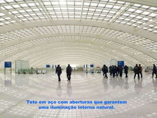 Teto em aço com aberturas que garantem uma iluminação interna natural.   