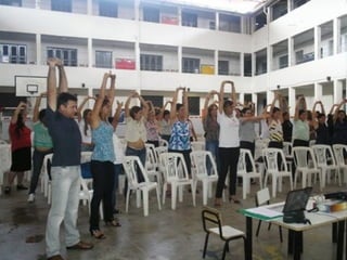 A ESCOLA “ ESCOLA É ... O LUGAR ONDE SE FAZ AMIGOS, NÃO SE TRATA SÓ DE PRÉDIOS, SALAS, QUADROS, PROGRAMAS, HORÁRIOS, CONCEITOS... ESCOLA É SOBRETUDO GENTE