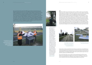 P P S - A 5 9 : E e n n i e u w e w e g v o o r d e t o e k o m s t | W e r k i n u i t v o e r i n g
[ 61 ]
Poort van Den Bosch biedt op 20 december 2004 de gemeenschap een levend kunstwerk aan als
blijvende herinnering aan de ombouw van autoweg N59 tot autosnelweg A59 tussen Rosmalen en
Geffen. De gedenksteen bij het kunstwerk wordt gezamenlijk onthuld door wethouder Jan Voermans
van gemeente Maasdonk en wethouder Jetty Eugster van gemeente ’s-Hertogenbosch. Het kunst-
werk bestaat uit twee speels aangeplante groepen lindebomen, met de toepasselijke naam ‘Groene
Poort van Den Bosch’. De bomen zijn geplaatst in de open ruimten binnen de toe- en afritten van het
nieuwe viaduct ‘Stenenkamer 2004’ in Rosmalen. Ronald Panis, communicatiemanager van Poort
van Den Bosch: “De bomen visualiseren als het ware de overgang tussen landelijk en stedelijk gebied.
Het ontwerp is van het instituut Praktijk Onderzoek Plant en Omgeving en Hogeschool Larenstein
van Wageningen Universiteit en Researchcentrum. Bewust is gekozen voor lindebomen omdat die zo
karakteristiek zijn voor Brabantse dorpsgemeenschappen. Verder legt het groen de link met diverse
milieuvoorzieningen die zijn getroffen bij de aanleg van de A59”.
December 2004: Bij de ‘Groene Poort
van Den Bosch’ is een gedenksteen
geplaatst die op 20 december is onthuld
door wethouder Jetty Eugster van de
gemeente ’s-Hertogenbosch en
wethouder Jan Voermans van de
gemeente Maasdonk.
P P S - A 5 9 : E e n n i e u w e w e g v o o r d e t o e k o m s t | W e r k i n u i t v o e r i n g
[ 60 ]
2005
Begin februari 2005 wordt tussen Kruisstraat/ Autotron en Geffen het verkeer van de oude rijksweg
omgezet op de nieuwe zuidbaan van de A59. Door het verkeer over de nieuwe zuidbaan te leiden, kan
de oude rijksweg tussen Nuland en Geffen worden afgebroken. Poort van Den Bosch start hier met de
aanleg van de nieuwe noordbaan en een nieuwe parallelweg die de lokale wegen bij Nuland en
Geffen verbindt met de nieuwe aansluiting van de A59 bij Nuland. Ook de noordelijke toe- en afrit
van de nieuwe aansluiting Kruisstraat/ Autotron en de zuidelijke toe- en afrit van de nieuwe aanslui-
ting Nuland/ Geffen/ Vinkel worden in gebruik genomen. De aansluitingen van de Duyn en Daelse-
weg en Schotsheuvel op de oude rijksweg komen hiermee te vervallen: de verkeerslichten bij Nuland
zijn verleden tijd! Omdat het verkeer is verplaatst naar de nieuwe zuidbaan, kan Poort van Den Bosch
begin februari het noordelijk brugdek voor de nieuwe ongelijkvloerse kruising bij Geffen inhijsen.
In totaal worden 11 liggers met een lengte van 25 meter en een gewicht van 50 ton geplaatst. Lokaal
verkeer kan vanaf mei gebruik maken van de onderdoorgang. Begin maart wordt ook de nieuwe zuid-
baan tussen Maliskamp en Kruisstraat/ Autotron in gebruik genomen en later die maand stelt Poort
van Den Bosch de zuidelijke afrit van de A59 naar Kruisstraat en het Autotron open voor het verkeer.
In het voorjaar start Poort van Den Bosch met het planten van nieuwe bomen in de middenberm van
de A59 tussen de aansluiting Kruisstraat/ Autotron en Geffen. Hiermee komt het beeld van de karak-
teristieke laanbeplanting van de oude rijksweg terug in de nieuwe autosnelweg. In totaal worden ruim
1000 eikenbomen in de middenberm geplant. Elders worden op diverse plaatsen langs de A59 tussen
Rosmalen en Geffen nog ruim 400 bomen geplant.
Poort van Den Bosch breekt in mei ter hoogte van de kruising Bernadettestraat-N59 het laatste
gedeelte van de oude rijksweg op en begint hier met de bouw van de zuidelijke toe- en afrit van de
nieuwe aansluiting Rosmalen-oost/ Maliskamp en met de aanleg van het zuidelijke deel van de ro-
tonde. In september wordt de nieuwe aansluiting volledig in gebruik worden genomen.
QUOTE
“Jan kom eens kijken de
auto’s zijn weg!
Heel vroeg was ik die
morgen wakker en
hoorde het drukke ver-
keer nog langs ons huis
denderen. Toen ineens
was het stil, de wekker
stond 6.00 uur. Stil ben
ik uit bed gegaan en
boven uit het raam gaan
kijken. Allemachtig!!
Al het verkeer weg!!
Meters verderop ging de
stoet over de voorheen
groene koeienweide. Geen
stoplichten meer, geen
piepende remmen en ket-
tingbotsingen. Grote rijen
auto’s reden in één adem
door. Zachtjes heb ik man
Jan gewekt. Jan moet dit
zien! Veertig jaar was dit
zijn weg die nu ineens
leeg is. Samen hebben
wij voor het raam staan
genieten van de stilte, we
hoorden geen auto meer.
Vierendertig jaar hebben
Jan en ik op dit moment
gewacht. Deze gebeurte-
nis moesten wij toch
samen meemaken!!”
Doortje van Dinther
woont aan de A59
Februari 2005: Verwijderen van de
oude bewegwijzering bij Nuland.
Februari 2005: Het verkeer tussen Nu-
land en Geffen is van de oude rijksweg
omgezet naar de nieuwe zuidbaan van
de A59. De oude rijksweg ligt er na
jarenlange drukte verlaten bij.
 