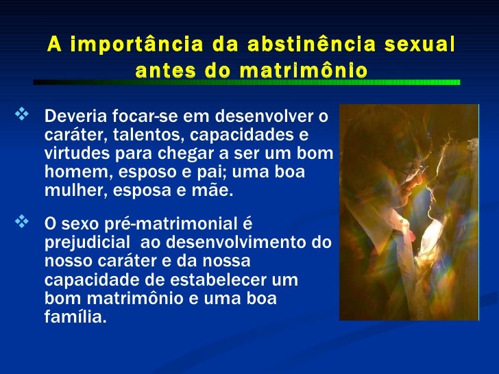 A bebida parada da pessoa inchou-se