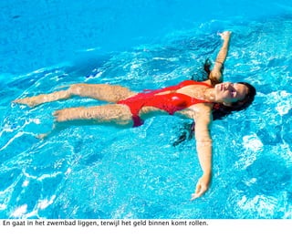 En gaat in het zwembad liggen, terwijl het geld binnen komt rollen.
 