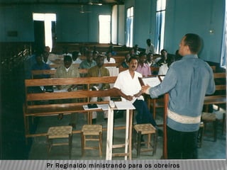 Pr Reginaldo ministrando para os obreiros
 