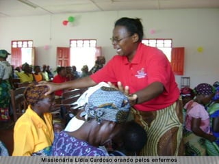 Missionária Lídia Cardoso orando pelos enfermos
 