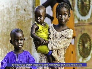 Sonrisas que brotan inocentes ante imponentes cámaras extranjeras 