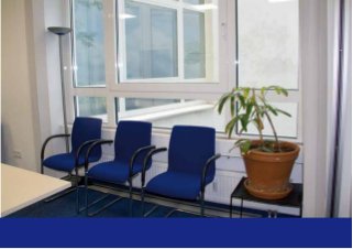 Ich bin HIV-positiv und Afrikanerin. Wegen eines Haut-
problems hatte mich meine HIV-Schwerpunktpraxis an
die Dermatologie vermittelt. Wir vereinbarten noch am
selben Tag einen Termin, man würde mich um zwölf
Uhr erwarten.
Ich meldete mich eine halbe Stunde früher. Die Schwes-
ter im Empfang nahm meine Überweisung und schickte
mich ins Wartezimmer. Die Patienten kamen nach und
nach dran, mein Termin verstrich. Auch die nach mir
gekommenen Patienten verschwanden, dann war ich al-
lein. Darum habe ich das leere Wartezimmer abgebildet.
Die Schwester, die das Wartezimmer immer sehen konn-
te, bereitete sich schon auf ihren Feierabend vor. Endlich
erschien der Arzt. Als er mich wahrnahm, sagte er, ich
hätte längst erscheinen müssen. Ich erklärte ihm, dass
ich sehr wohl pünktlich war. Er nahm mich zur Unter-
suchung mit. Danach sollte ich mir von der Schwester
einen weiteren Termin geben lassen. Aber sie hatte
schon Feierabend, der Computer war aus, ich sollte mich
am nächsten Tag bei ihr melden.
Bis heute weiß ich nicht, wieso sie das mit mir gemacht
hat. Das lange Warten war unnötig, unverständlich,
menschlich ziemlich mies. Wieso also? Die Hauptfarbe
sollte kein Grund sein, obwohl in meiner Stadt Men-
schen mit anderer Hautfarbe immer noch auffallen.
Ich bin aber höflich und immer um ein gutes Deutsch
bemüht. Dass ich HIV-positiv bin, dafür trage ich keine
Schuld. Ich will nicht anders oder schlechter behandelt
werden als andere, was leider öfter geschieht. Ich nenne
es „Diskriminierung“.
Ama: Das lange Warten war unverständlich, menschlich ziemlich mies
 